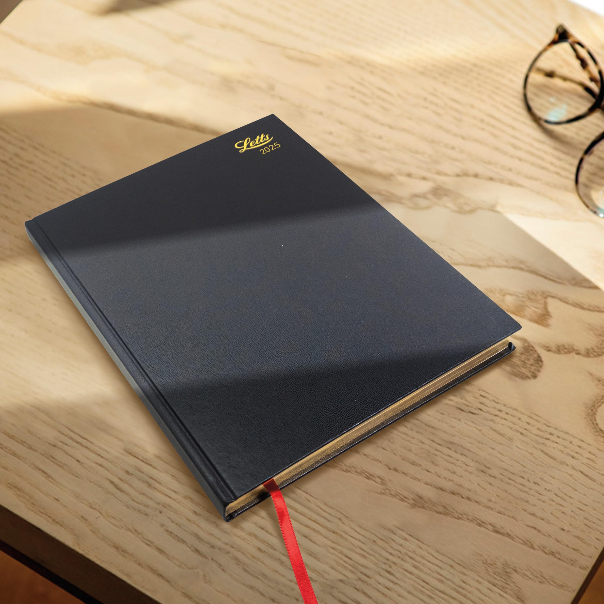 Letts of London - Agenda giornaliera standard 2025, lunghezza 26 cm, colore nero, materiale per ufficio e scuola
