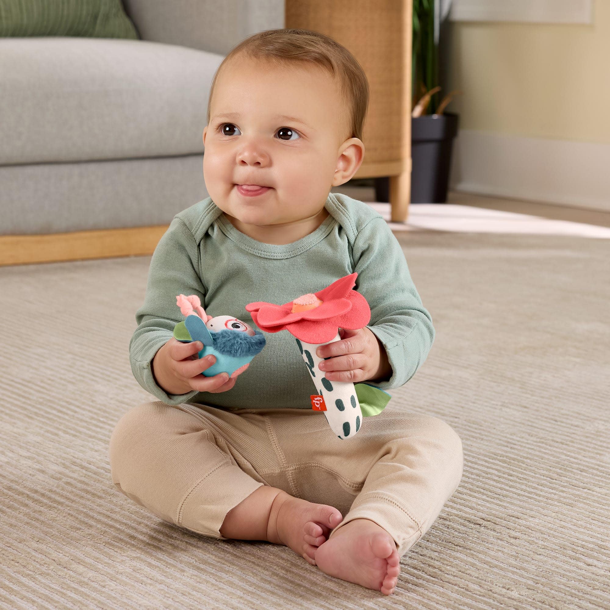 Fisher-Price Planet Friends Pracowita pszczółka i kwiatek grzechotka 2 miękkie zabawki sensoryczne dla niemowląt od 3 miesiąca życia, HYR56