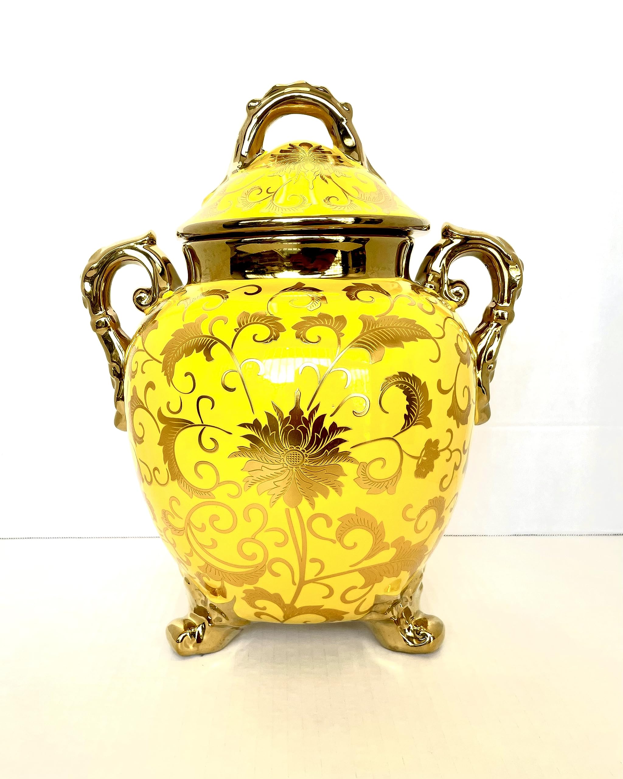 Sopera para Ochun yellow con acentos dorados/OchunTureen with golden accents.