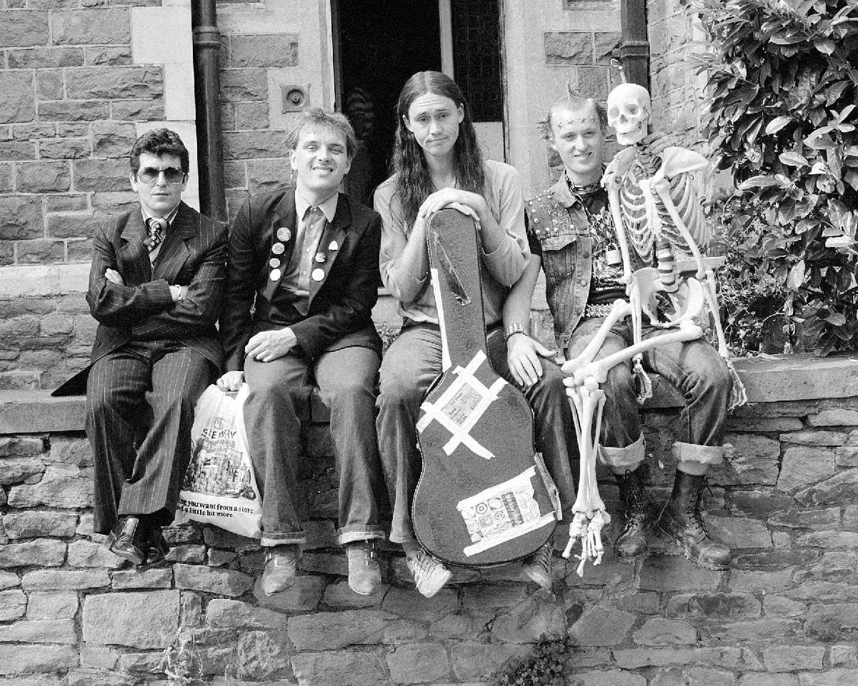 Worldphotographs Multi-Color The Young Ones (Tv) Ade Adrian Edmonson, Chris Ryan, Christopher Ryan, Nigel Planer, Rik Mayall 10X8 Photo
