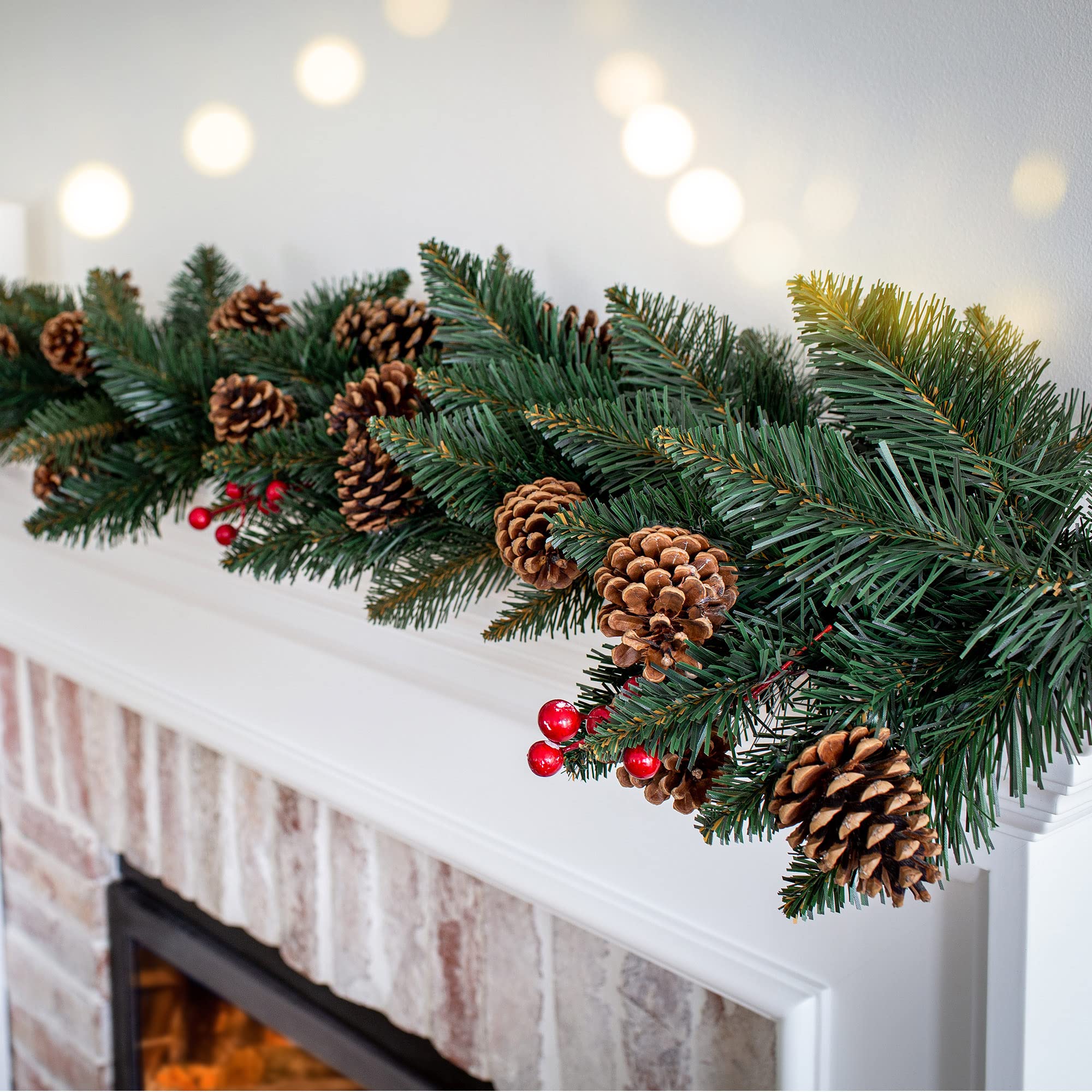 KADAX Kiefergirlande, Dekogirlande, 115cm Lange Tannengirlande, Künstliche Weihnachtsgirlande aus PVC-Folie, Kamindekoration, Weihnachtsdekoration (Dancer)