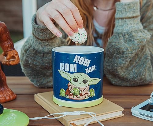Miniatura 5 de Silver Buffalo Star Wars The Mandalorian Baby Yoda Grogu Nom Nom The Child Eating Frog Eggs Tarro de cerámica para galletas (tamaño grande)