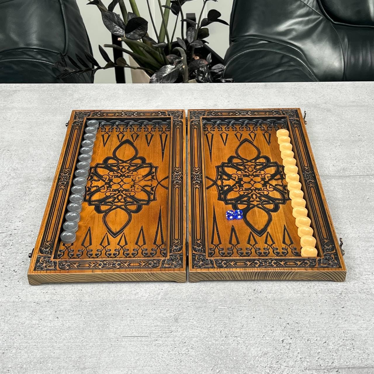 Tablero de backgammon hecho a mano, diseño de león, madera de arce, piedras de resina, juego de 18 pulgadas con grabado para regalo