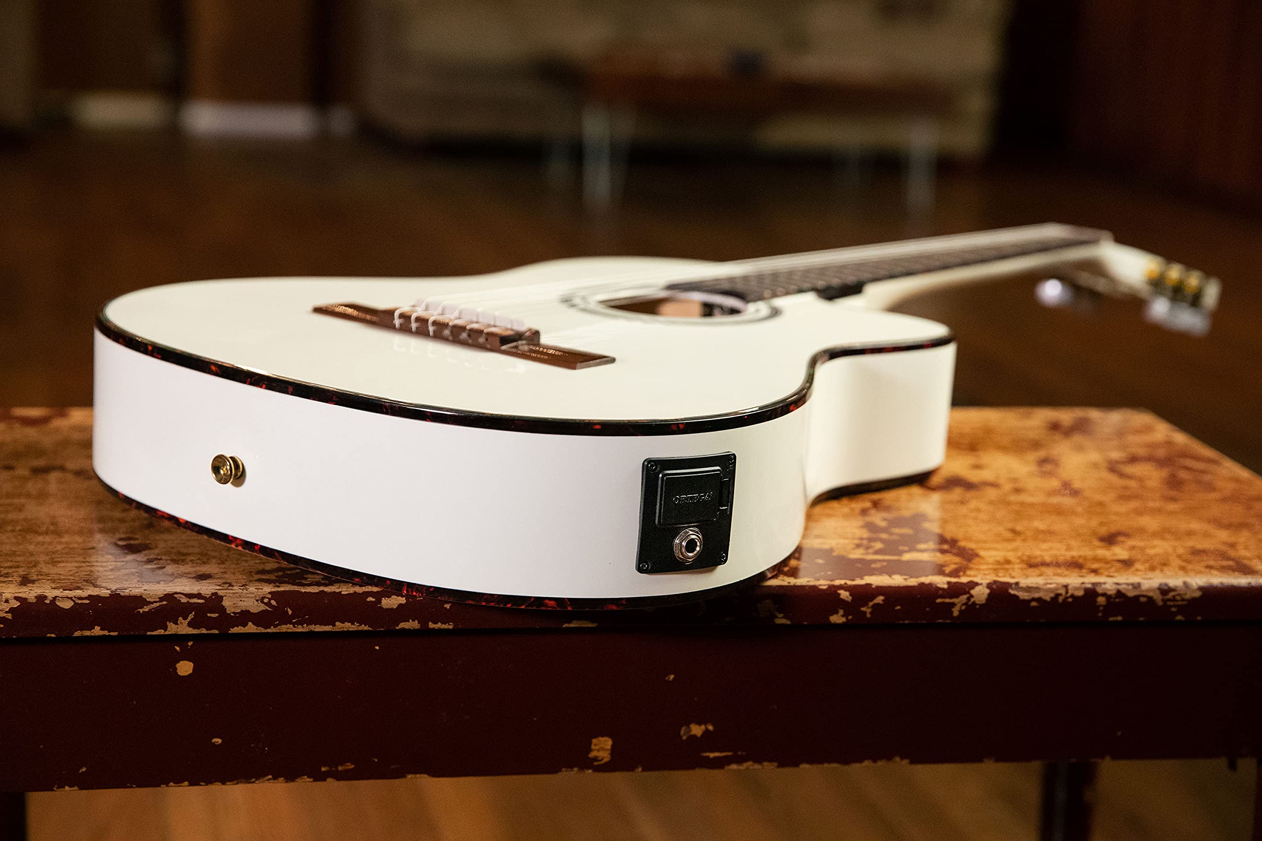 Ortega Guitars Guitare Classique Électro-Acoustique – 4/4, Slim Neck, Format Thinline – Family Series Pro – Housse Incluse – Épicéa Engelmann Massif / Acajou, Blanc (RCE145WH)