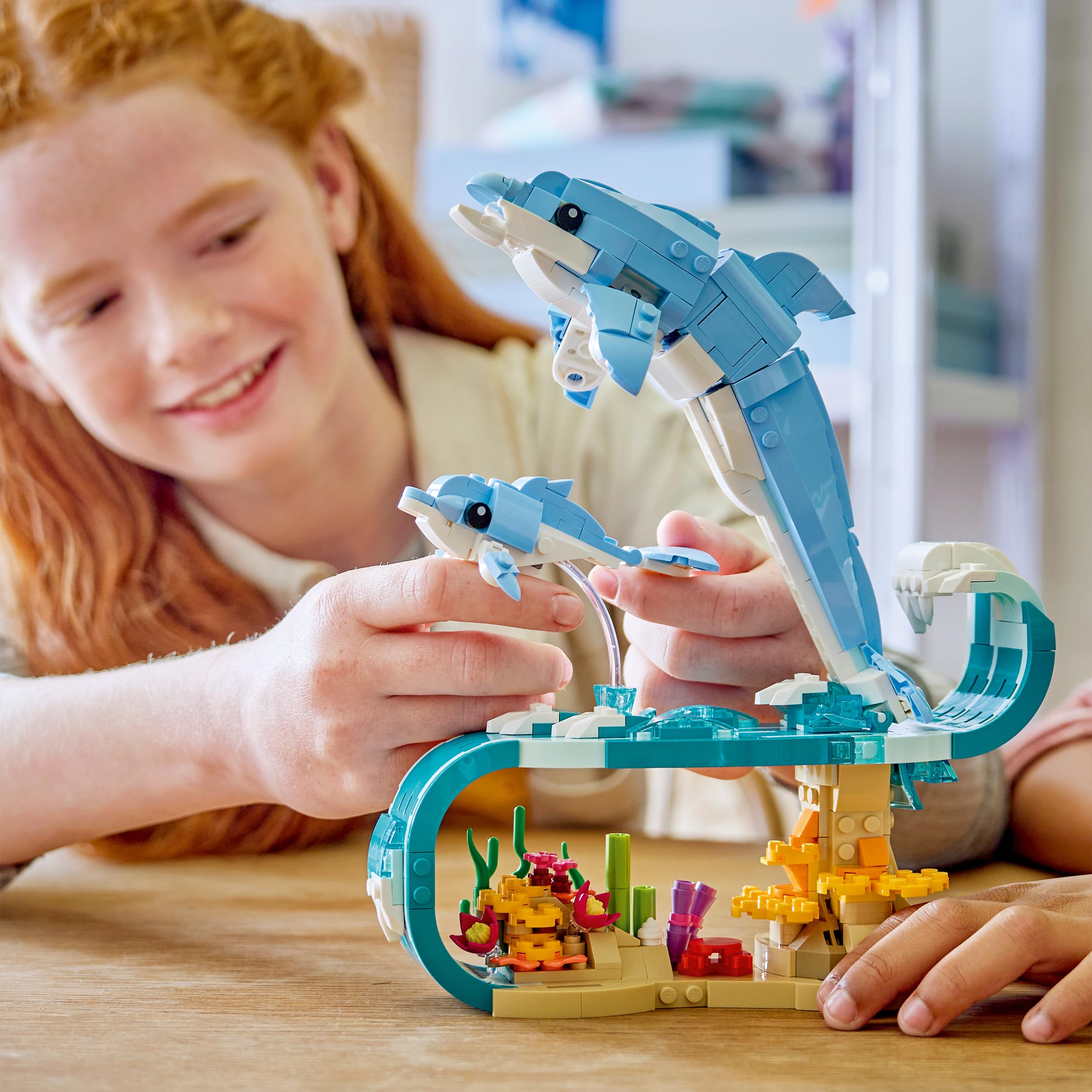LEGO Creator 3-in-1-Set Meerestiere: Wunderschöne Delfine - Tierfiguren - Set mit 3 Optionen: Delfine, Seepferdchen & Krabbe - Spielzeug für Kinder ab 9 Jahren - Geschenk für Mädchen & Jungen - 31385