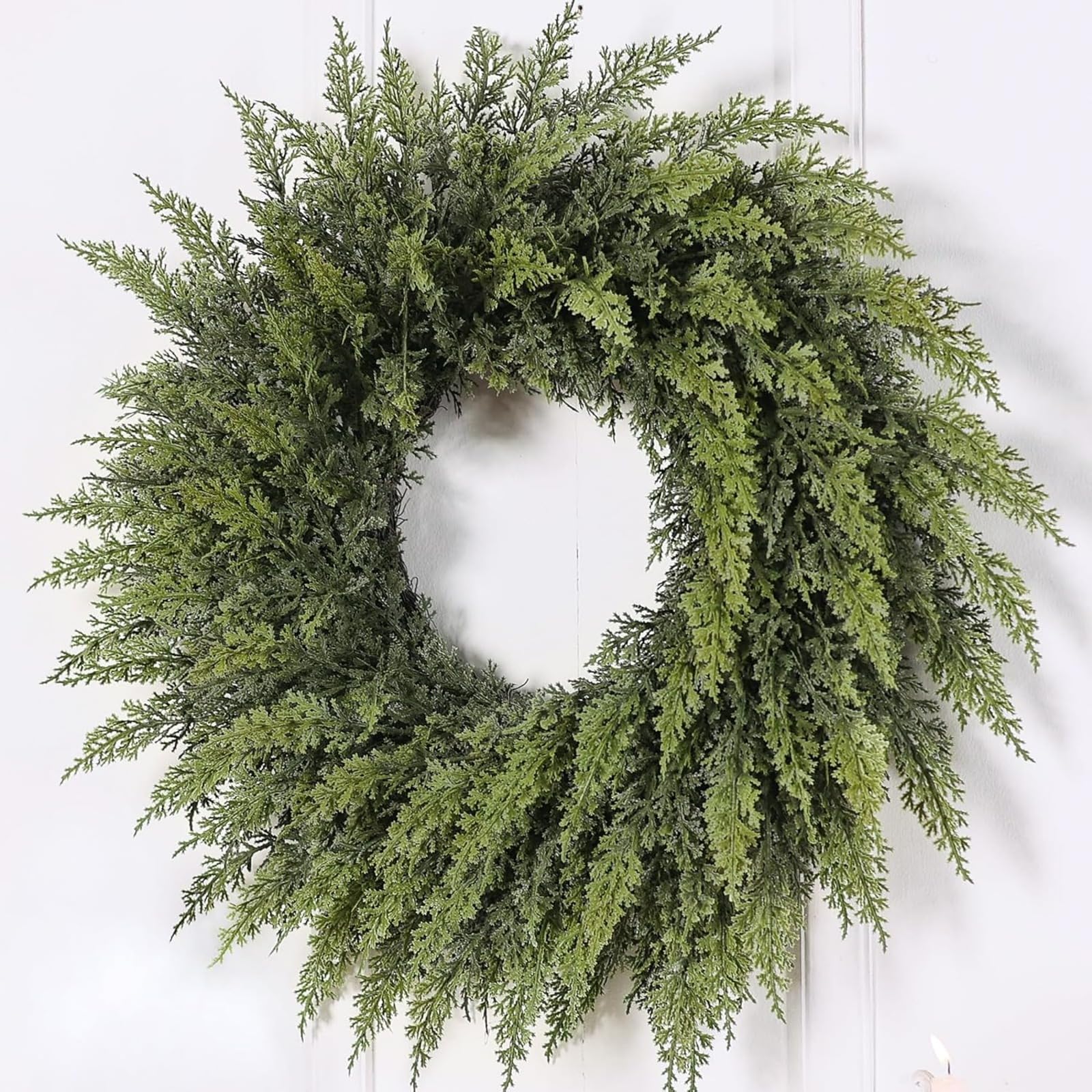 Künstlicher Zedernkranz, 61 cm, fühlt sich echt an – künstlicher Weihnachtskranz für Haustür, Urlaub, Kamin, Kaminsims, Wand, Fenster – Kieferngrün, Außendekoration