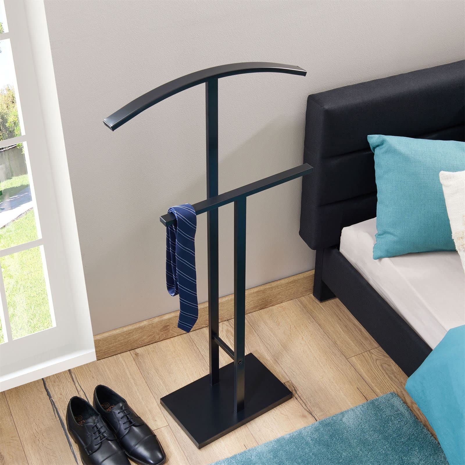 IDIMEX Herrendiener Scott aus Metall in schwarz lackiert, eleganter Stummer Diener mit Hosenbügel, schöner Damendiener mit Kleiderbügel