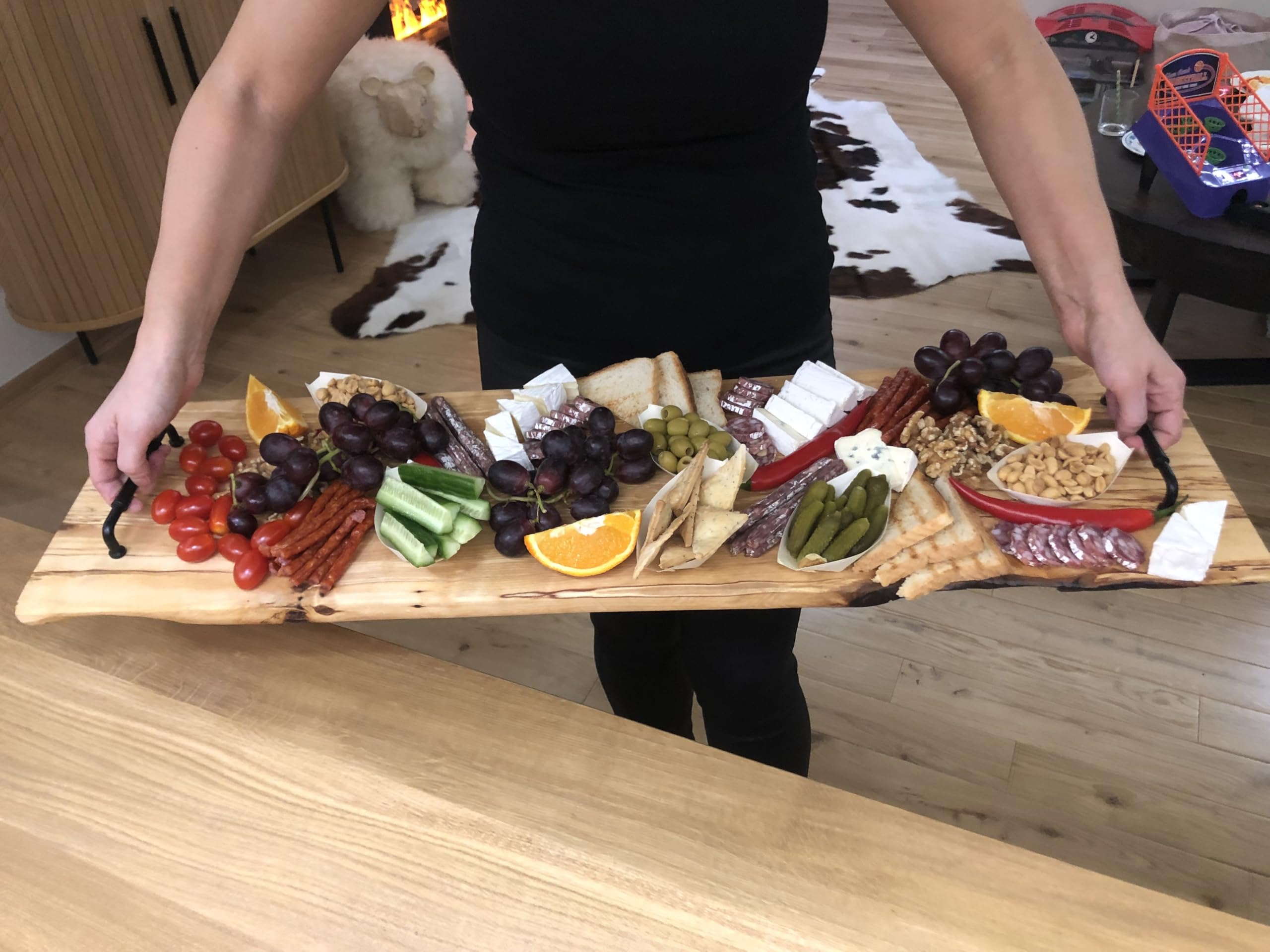Weeco.Rustikales Holz-Servierbrett mit Griffen, 95 x 24 cm, Käsebrett für Antipasti und Snacks, Handgefertigt