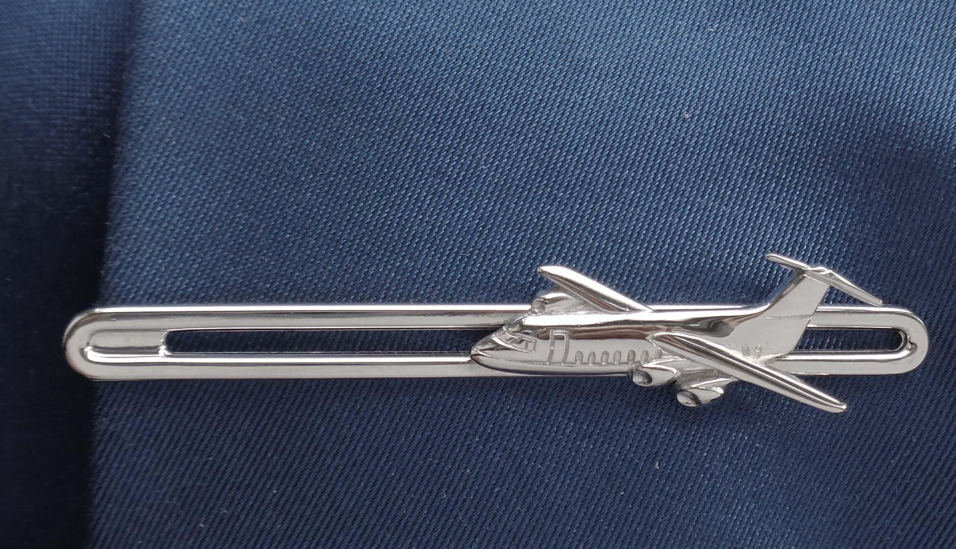 Krawattennadel Flugzeug silbern glänzend ca. 7,2 cm m.i. Germany + Geschenkbox Accessoire für die Seidenkrawatte