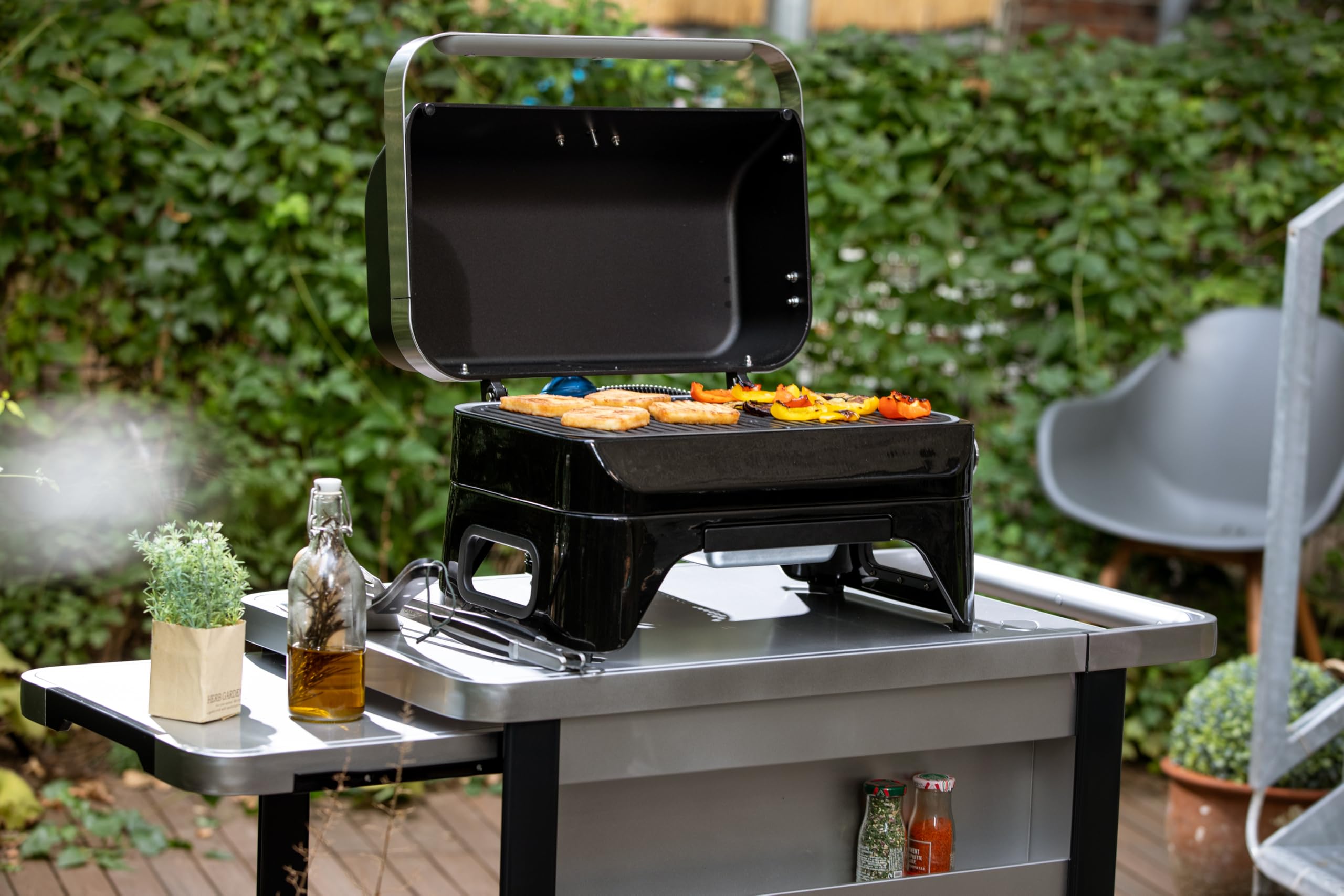 CAMPINGAZ Attitude2go Barbecue à gaz avec couvercle portable pour balcon, barbecue de camping avec thermomètre et grill en fonte, fonctionne avec des bouteilles de gaz standard