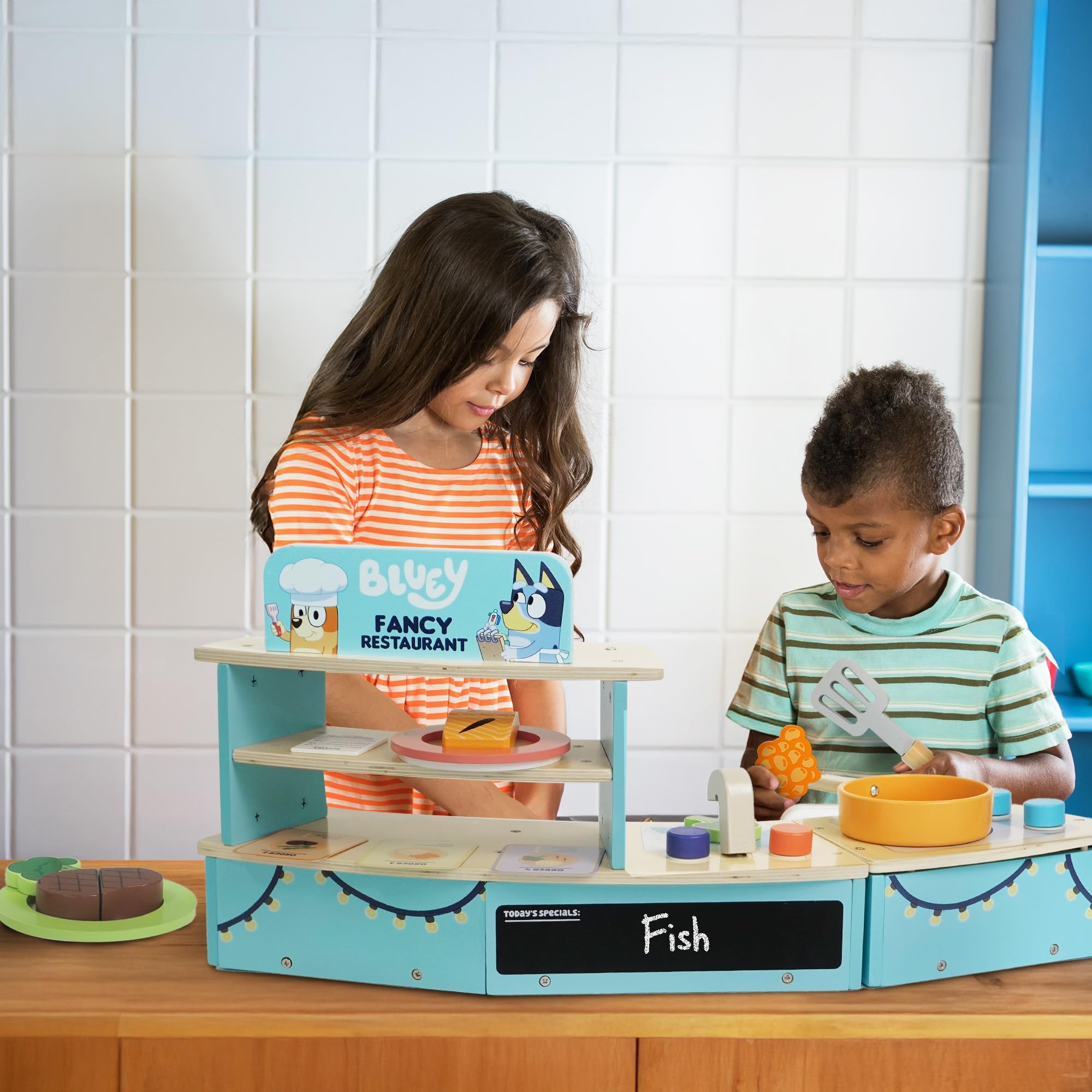 Bluey Juego de mesa para restaurante, cocina de madera para niños con horno, fregadero, nevera y accesorios de cocina, juguete de madera certificado FSC para juegos de rol imaginativos, a partir de 3