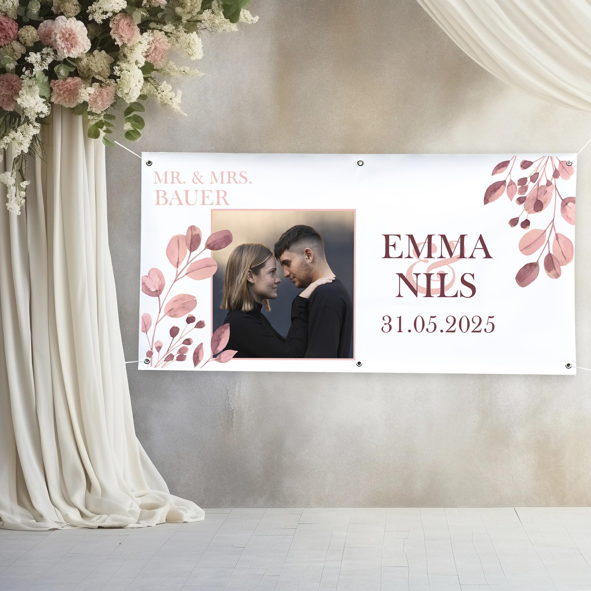 Herz & Heim® Personalisiertes Hochzeitsbanner mit Foto, Namen und Datum – Individuelle Hochzeitsdeko für Empfang oder Feier – Banner als Dekoration zur Hochzeit (Eukalyptus, Material Kunststoff)