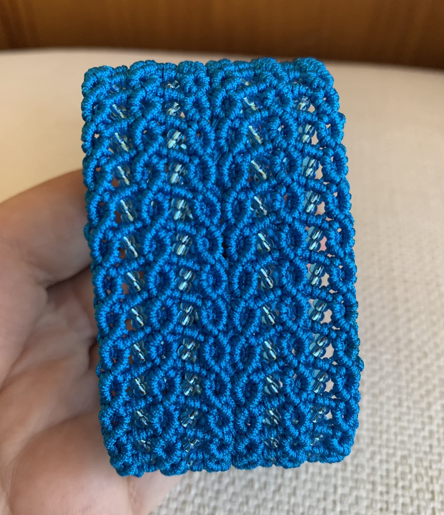 Pulsera macramé ancha azul hecha a mano con pequeñas rocallas cristal a juego Mide aprox.17,5 cm. de largo y 4 cm. de ancho.Cierra con dos botones