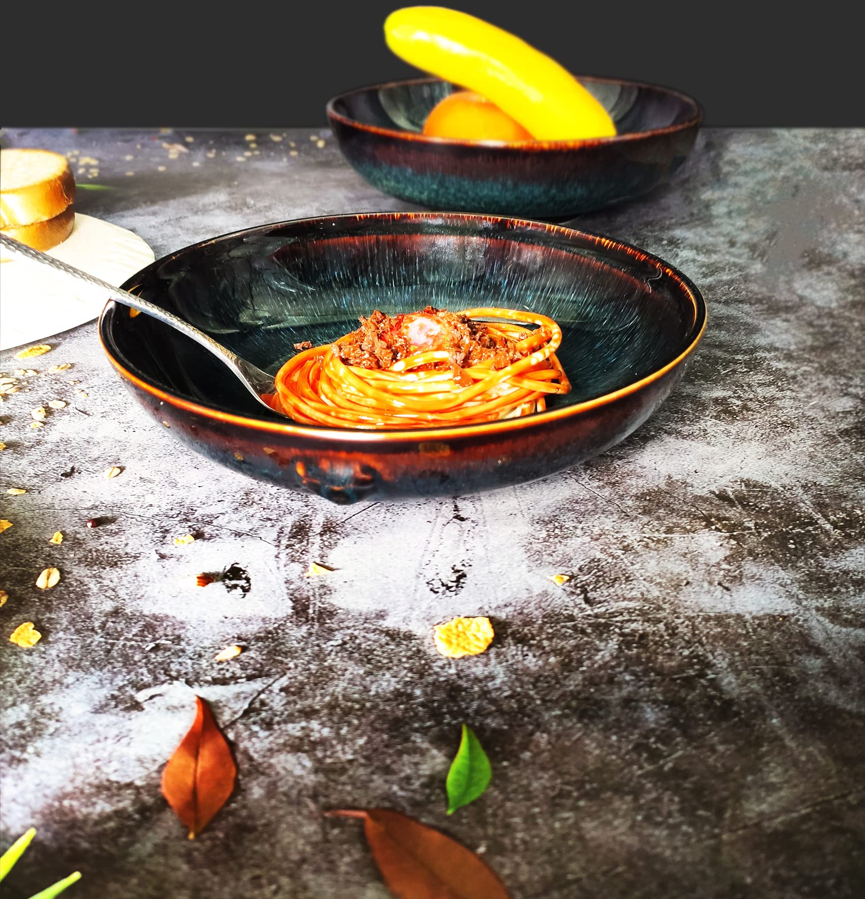 YA JU Set di 2 piatti profondi, piatti per pasta, piatti fondi, ciotole per pasta, forno a microonde, piatti piani, insalatiera, ciotola per insalata, ecc. (nero – con testa di leone in rilievo)