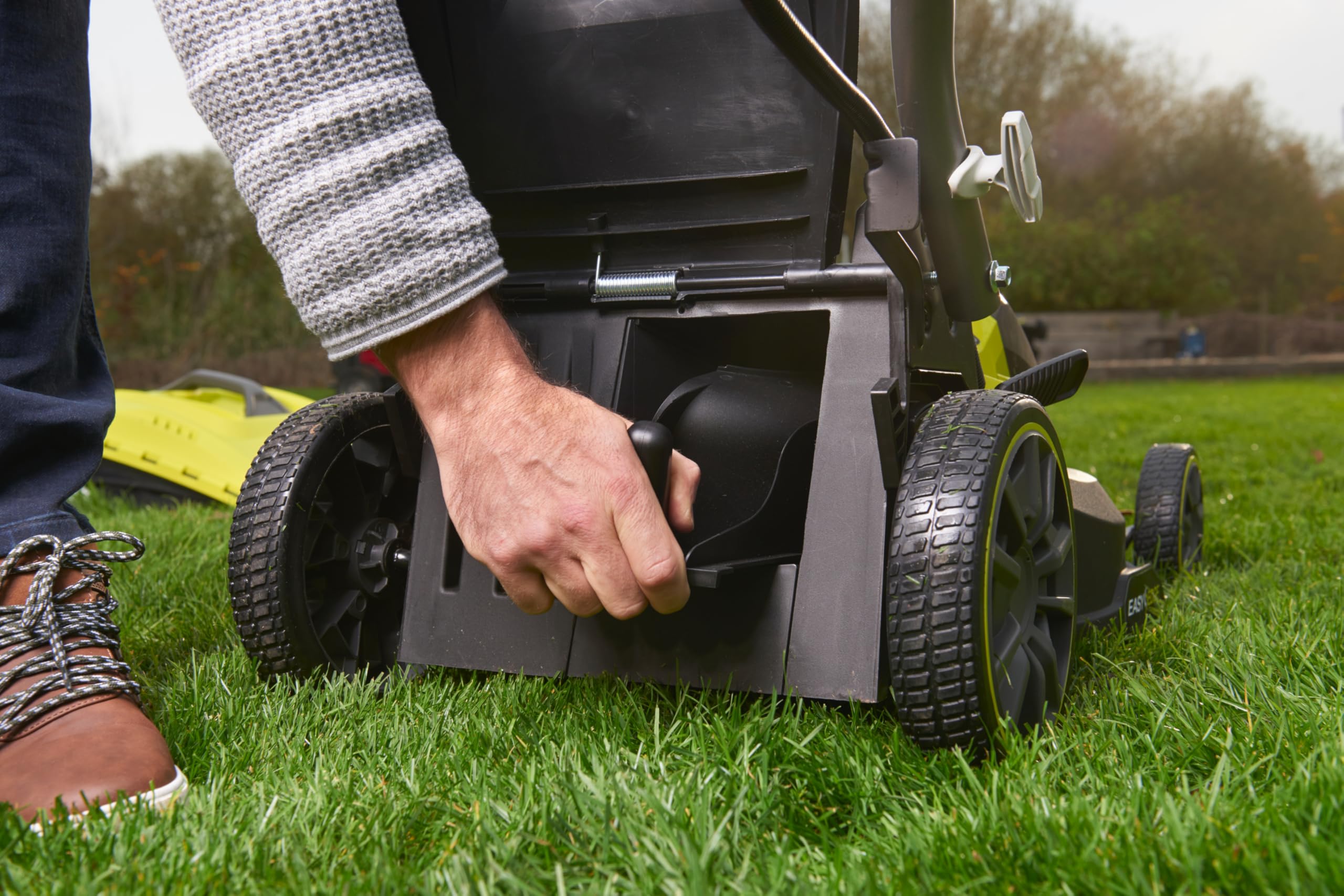 RYOBI 18 V ONE+ Akku-Rasenmäher RY18LMX37A-150, 37 cm Schnittbreite, bürstenloser Motor, inkl. 1 x 5,0Ah Akku & Ladegerät, für Rasenflächen bis 350 m²