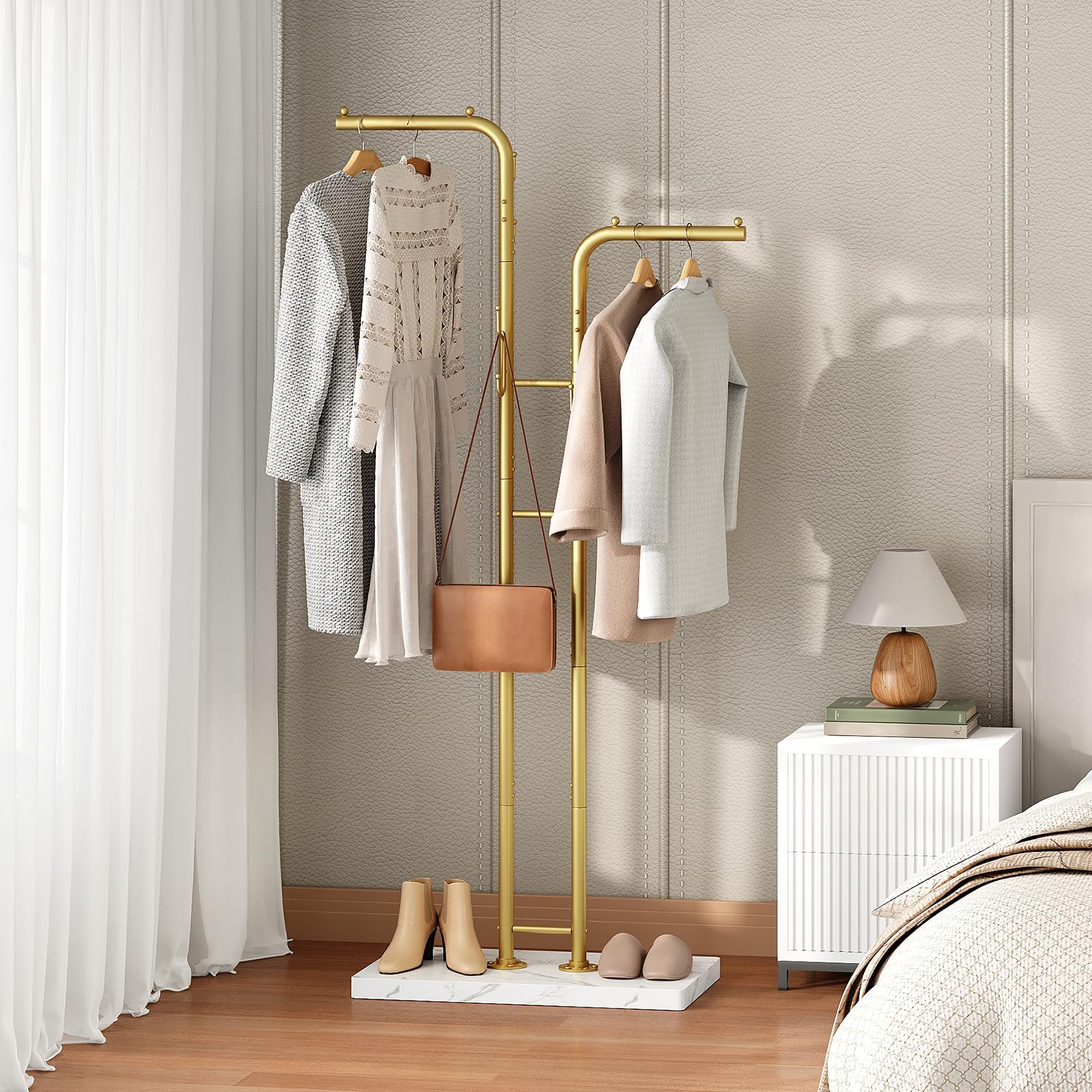 YATINEY Appendiabiti da Terra Doppio con 8 Ganci, Attaccapanni da Terra Oro con Base Effetto Marmo, Moderno Appendiabiti per Ingresso, Soggiorno, Camera da Letto, Spogliatoio XYM02DWY1