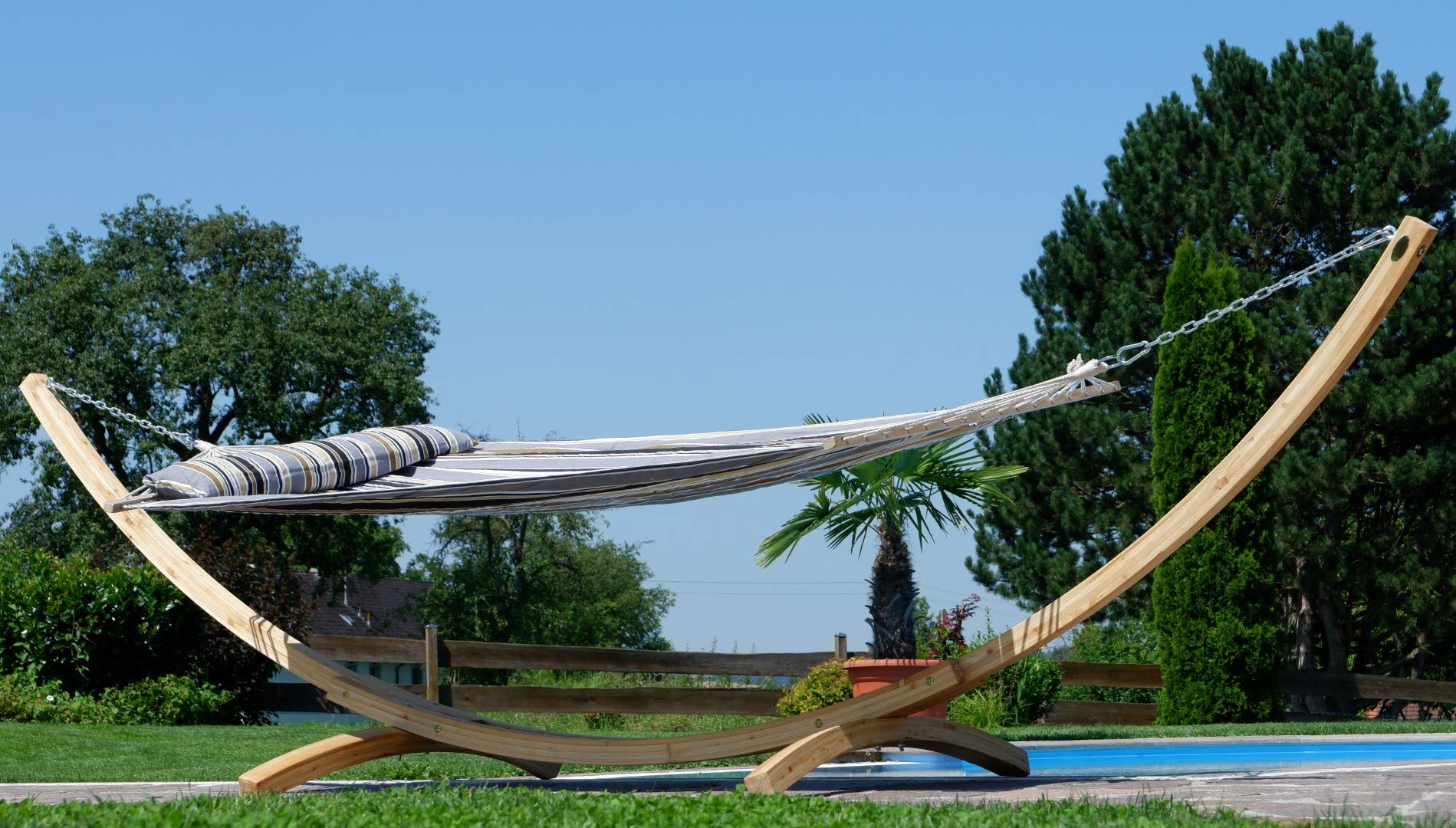 ALEOS. 400cm XXL Hängemattengestell Gestell aus Holz Lärche hell mit Stab Hängematte gefüttert mit Kopfkissen Grau gestreift 120x200 cm
