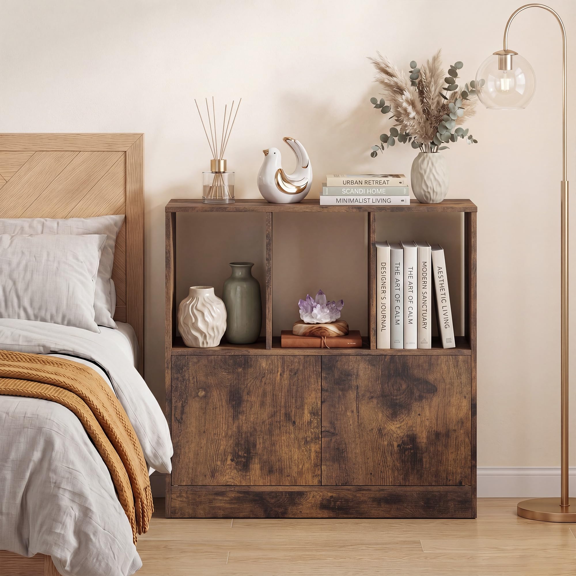 KOMFOTTEU Librería con 3 Compartimentos Abiertos, Estantería para Libros con Armario de Puertas, Mueble de Almacenamiento con Dispositivo Antivuelco para Salón, Oficina, 70 x 30 x 70 cm (Marrón)