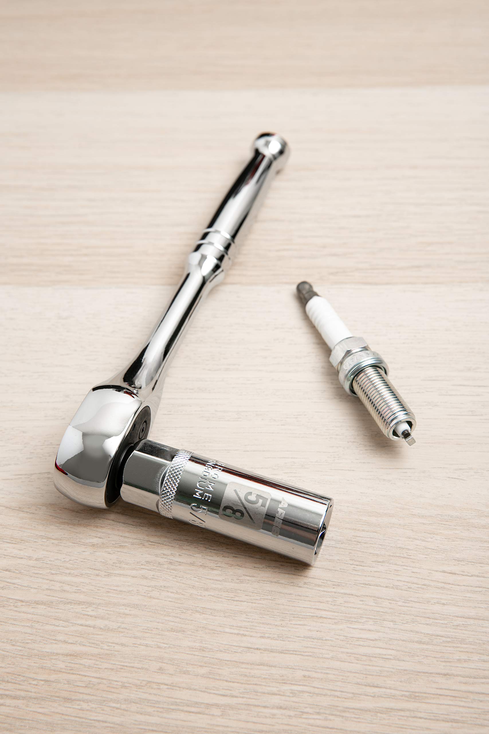 ARES 11020 Magnetischer Zündkerzensteckschlüssel, 1,6 cm (5/8 Zoll), 0,95 cm (3/8 Zoll), starker Magnet hält Zündkerzen, wärmebehandelter Chrom-Vanadium-Stahl, hohe Sichtbarkeitskennzeichnungen
