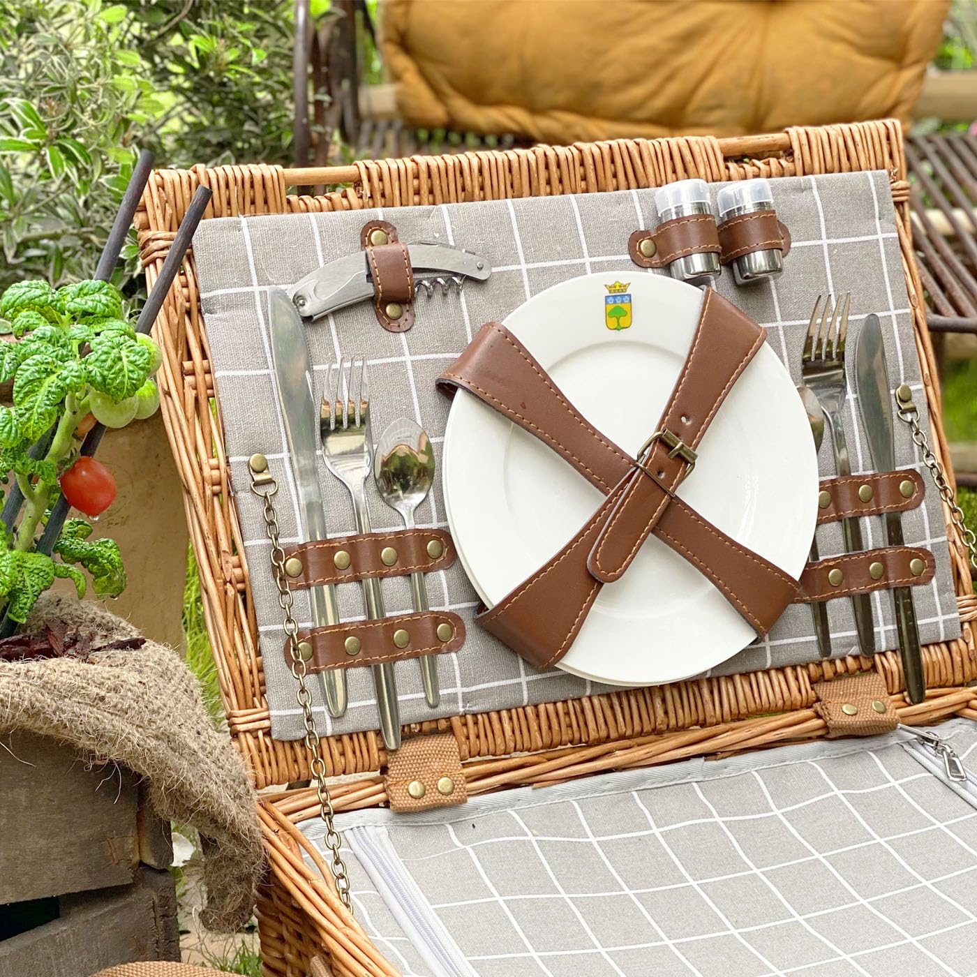 Les Jardins de la Comtesse - Panier Pique-Nique Concorde en Osier - 4 Personnes/Glacière Isotherme/Assiettes/Verres à Vin/Timbales en Aluminium - Tissu Couleur Blanc et Gris - 47 x 31 x 24 cm