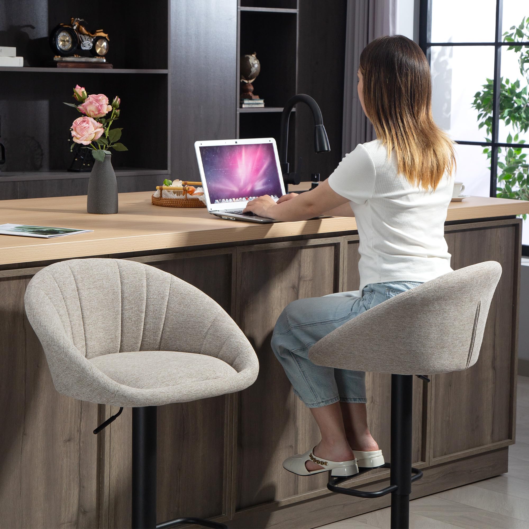 HOMCOM Set 2 Sgabelli Bar con Schienale e Braccioli, Altezza Regolabile, Sgabelli Cucina Girevole a 360° con Poggiapiedi Integrato, Sedie Bar Alte in Tessuto, per Soggiorno, Sala da Pranzo, Beige