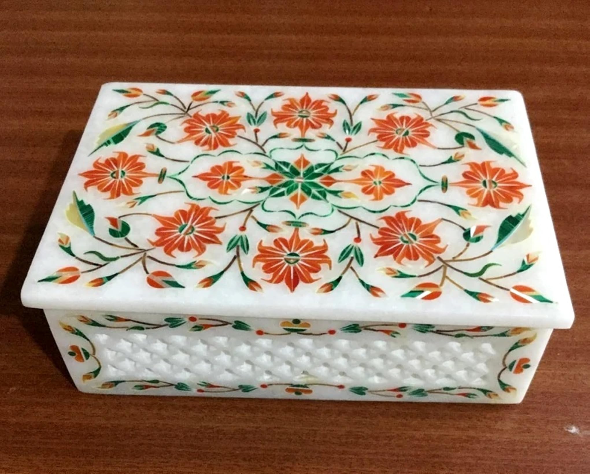 Boîte à bijoux marbre blanc contre les colliers emmêlés style antique