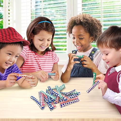 Miniatura 6 de ArtCreativity Trampas para dedos, paquete a granel de 72, trampas clásicas de bambú chino para niños y adultos, recuerdos geniales de fiesta de