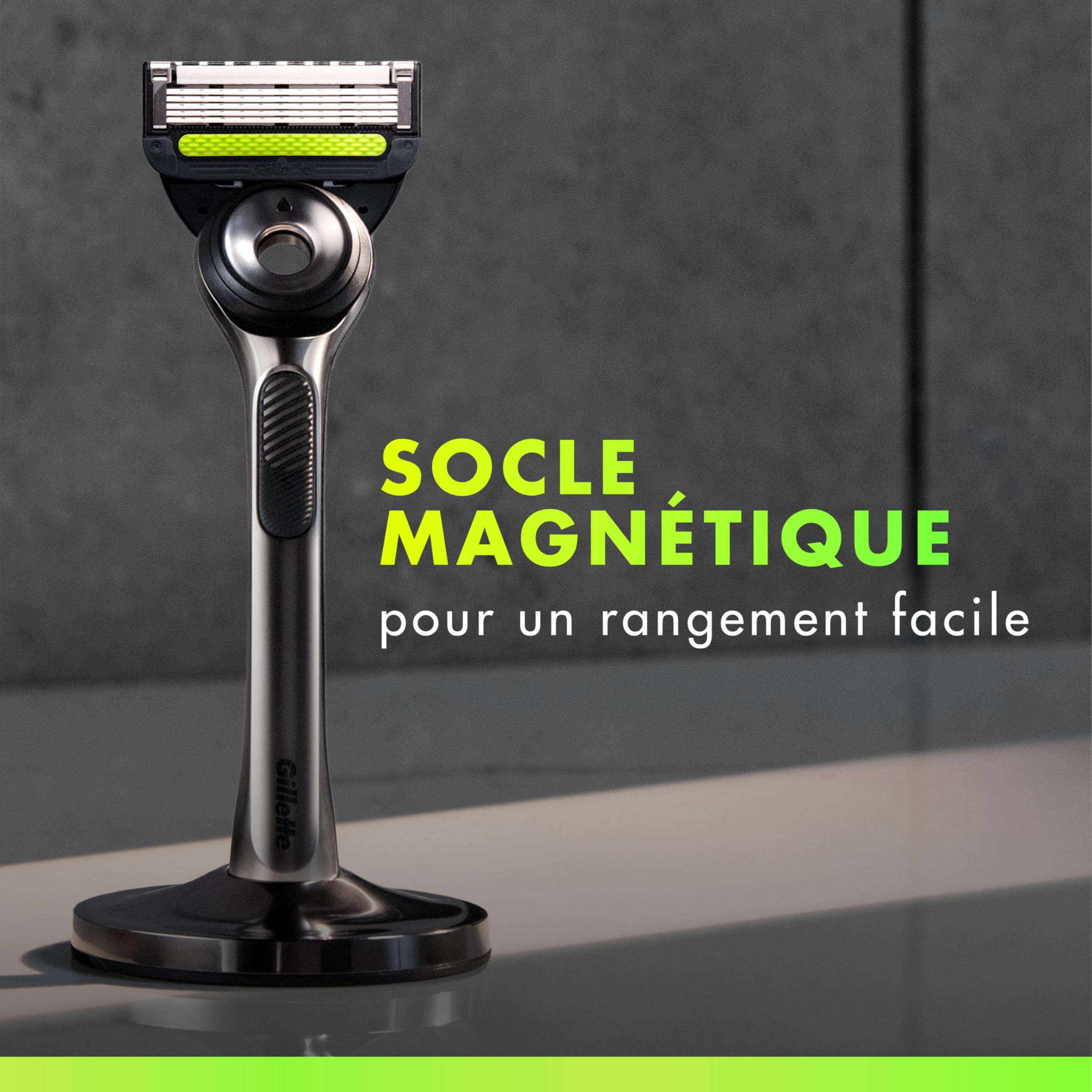 Gillette Labs Rasoir Homme, avec 1 Recharge, Noir | Manche Réutilisable en Métal, Cartouche de Rechange à Lames Affutées, Tête Flexible, Rasage Efficace, Socle Magnétique
