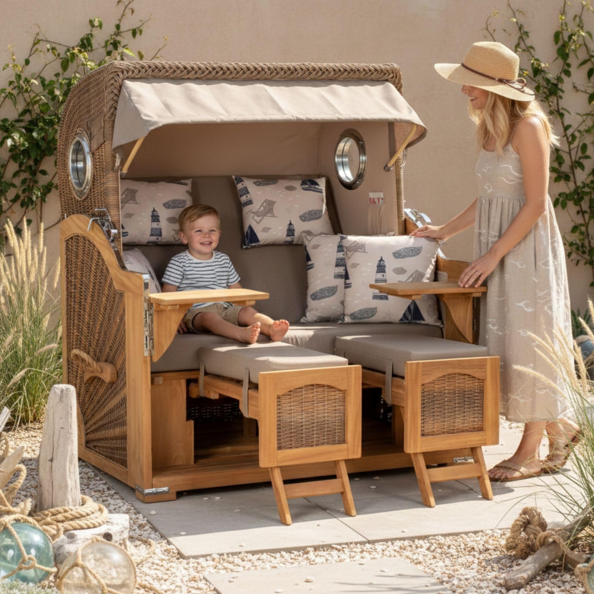 MR. DEKO® Strandkorb Düne Grande XL 2,5-Sitzer Teak | PE Geflecht Banana - Dessin 540 | Volllieger Strandstuhl mit Bullauge inkl. 2 Fußablagen | je 2 Kissen und Nackenkissen | Strandkörbe aus Teakholz