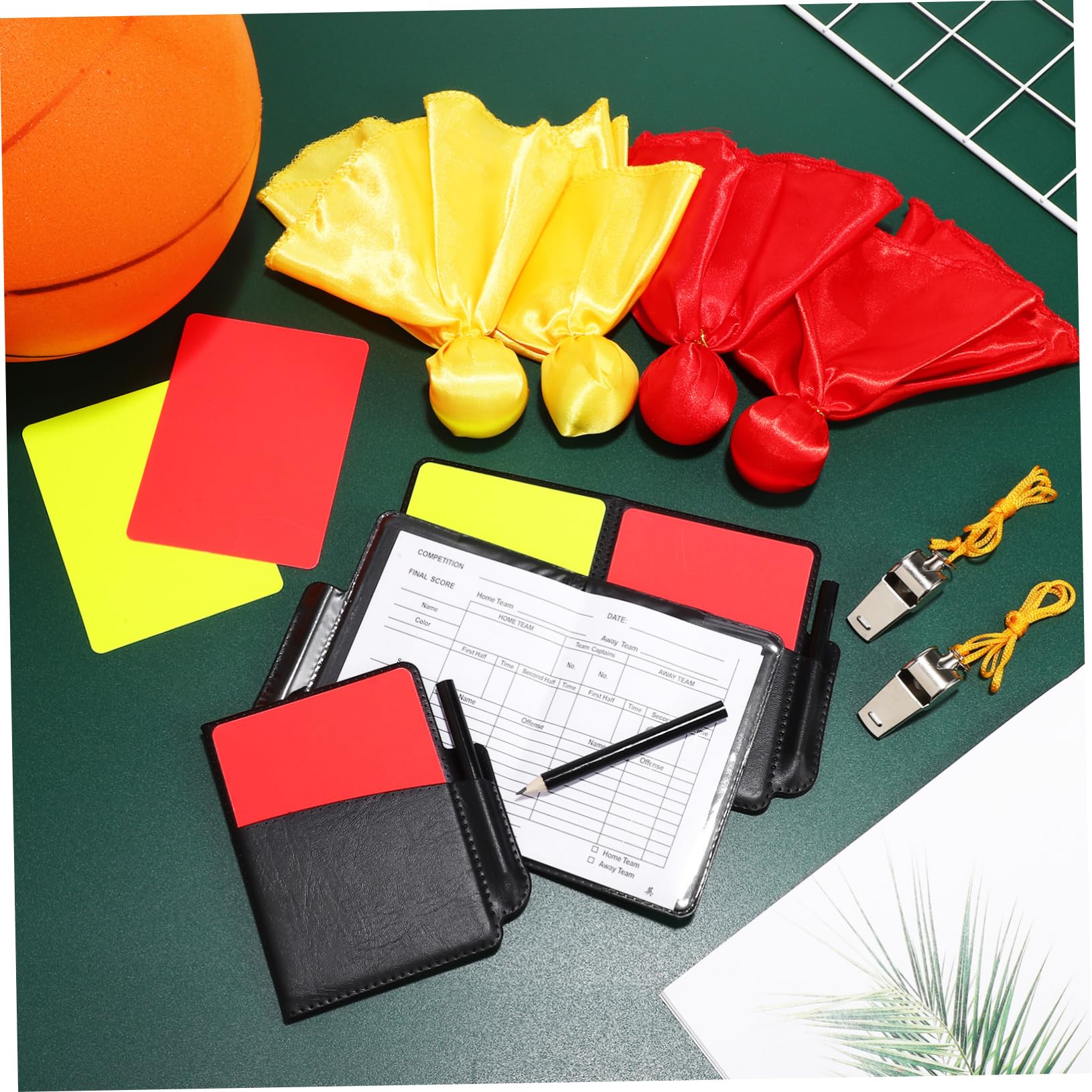 ibasenice 3 Set Carte di Avvertimento di Calcio Arbitro di Calcio Cartellini Rossi e Gialli Formazione Fischietti con Cordino Kit Arbitro Bandiere Calcio Rosso Poliestere