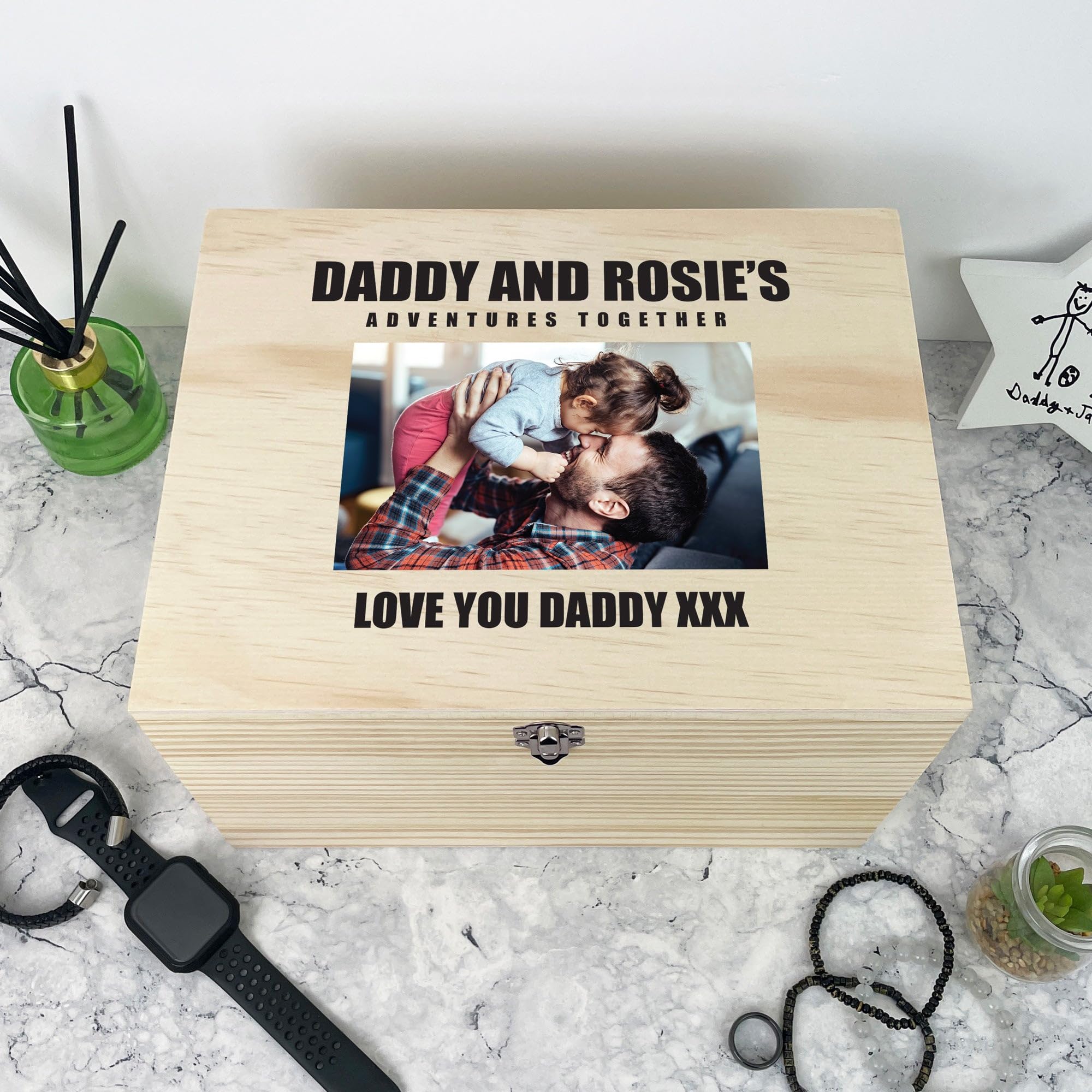 Caja de recuerdos personalizable con texto en inglés "Pino personalizable", regalo del día del padre, caja de recuerdos de madera personalizada, carga tu propia foto, bisagras y cierre de metal, 26 cm