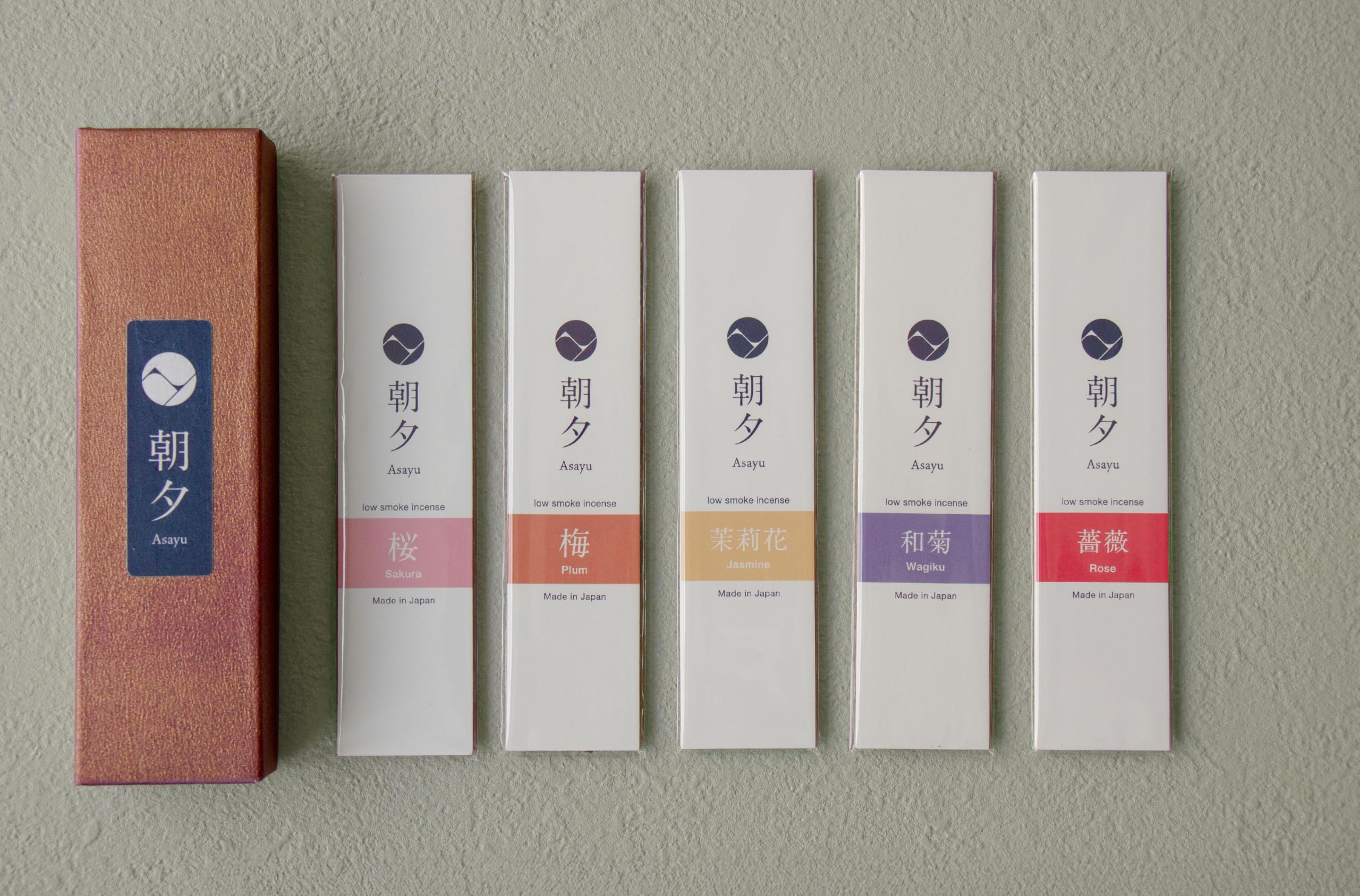 Asayu Japan Räucherstäbchen Geschenkset - 1 Räucherstäbchenhalter, 20g Räucherstäbchen, 5 Verschiedene Düfte, 100% Made in Japan - Für Yoga, Zen Meditation & Entspannung (Blumige Düfte)