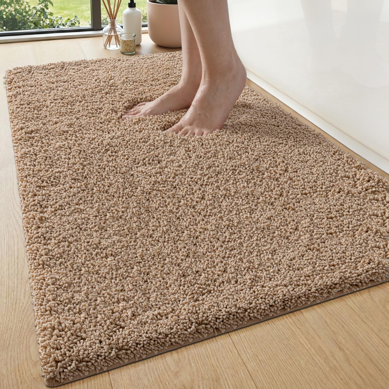 DEXI Thick Fluffy Bath Mat 60 x 110 cm, Non Slip Absorbent Bathroom Mats, Soft Washable Microfibre Bath Rug for Shower Floor, Beige