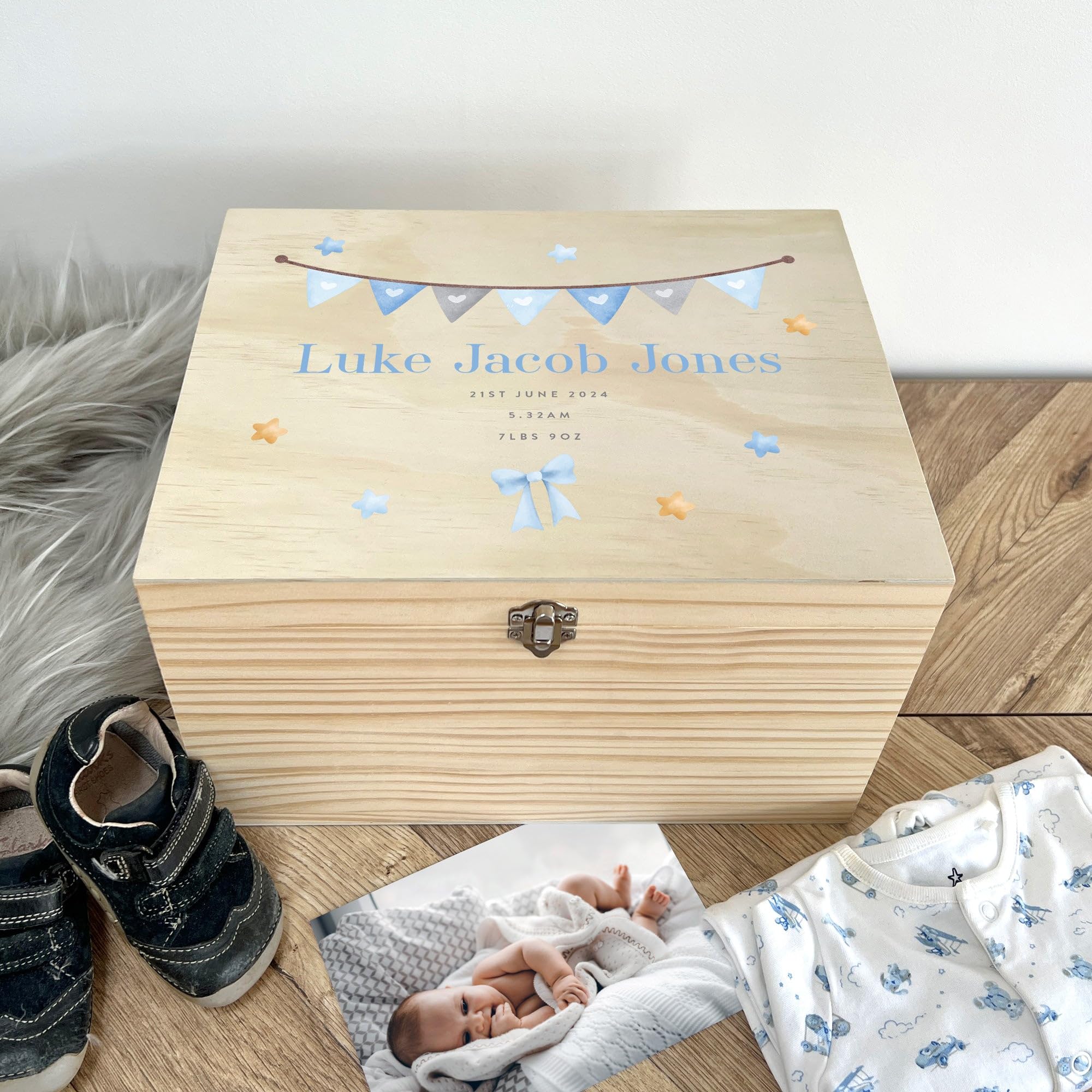 Scatola dei ricordi personalizzata con ghirlanda blu per neonati, scatola regalo per ricordi preziosi per neonati, nome e data personalizzati, scatola di pino con cerniere e chiusura in metallo, 30 cm