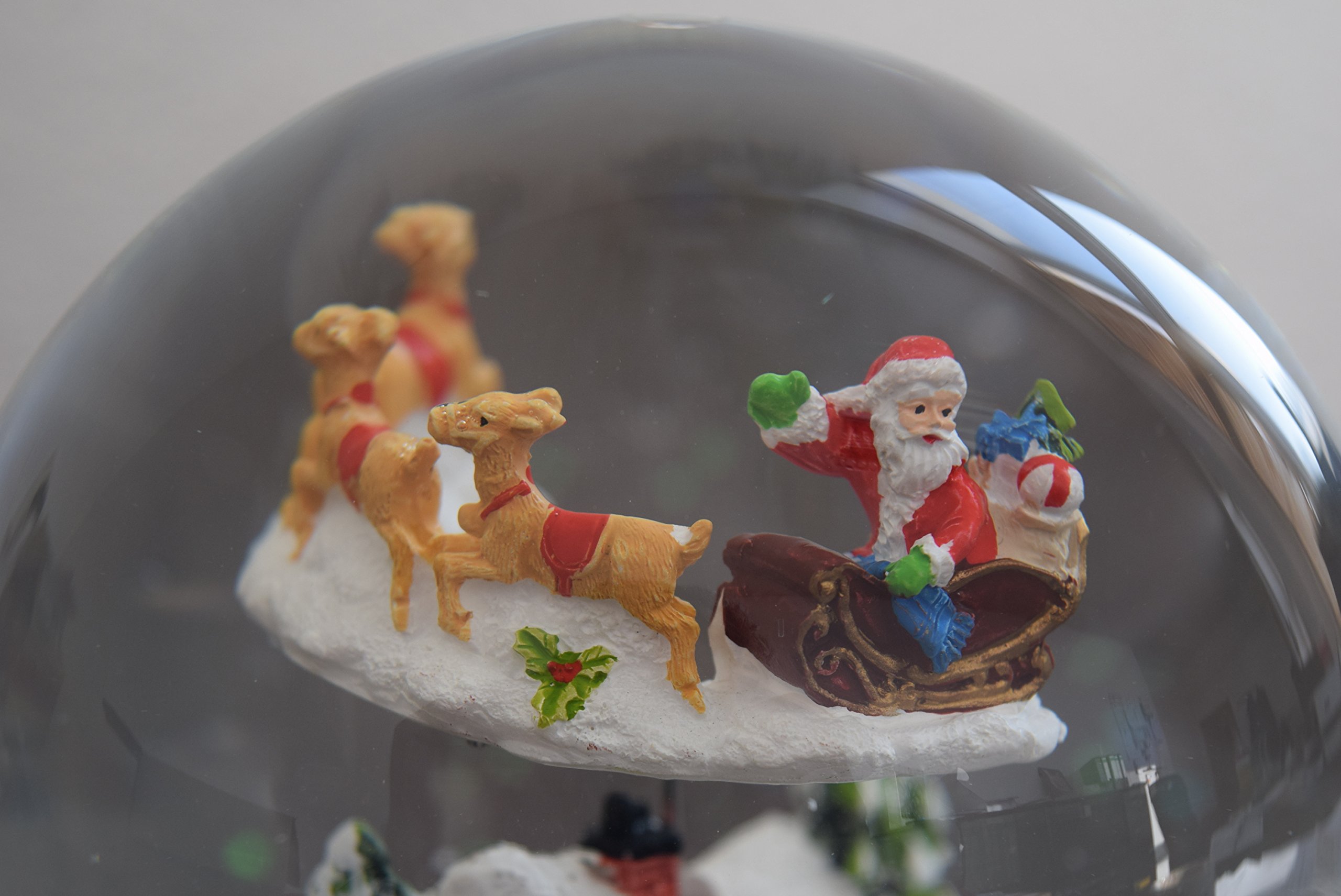 Dekohelden24 Bola de Nieve XXL con rotación, remolinos de Nieve y Sonido, Dimensiones H/B/Ø Bola: Aprox. 19,5 x 13,5 cm/Ø 12 cm.