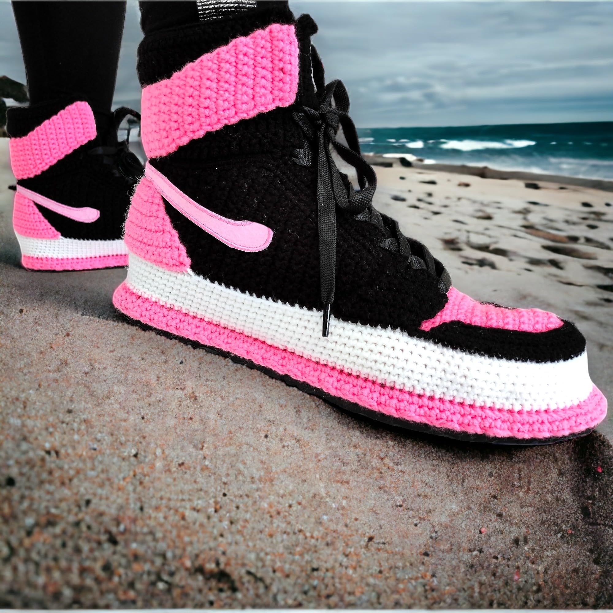 Handgefertigte Rosa Jordan Style Sneaker Hausschuhe - Benutzerdefinierte Häkel-Stiefeletten im Basketball Look - Personalisierte Plüsch Wintersocken im Hip Hop Stil