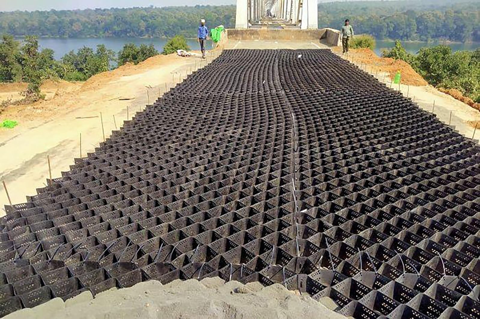 Wytrzymała czarna kratka żwirowa do stabilizacji podjazdu i ogrodu – system nawierzchni o strukturze plastra miodu o strukturze plastra miodu zapewnia stabilne powierzchnie z trawy i żwiru