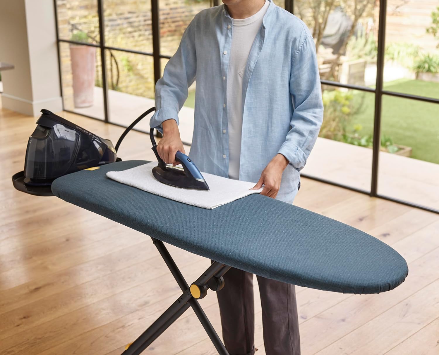 Joseph Joseph Glide Plus Large Ironing Board 135 x 45cm with Compact Adjustable Legs and Integrated Heat Resistant Steam Iron Rest, Anti-drip Super Absorbent Cotton Cover, Black/Blue
