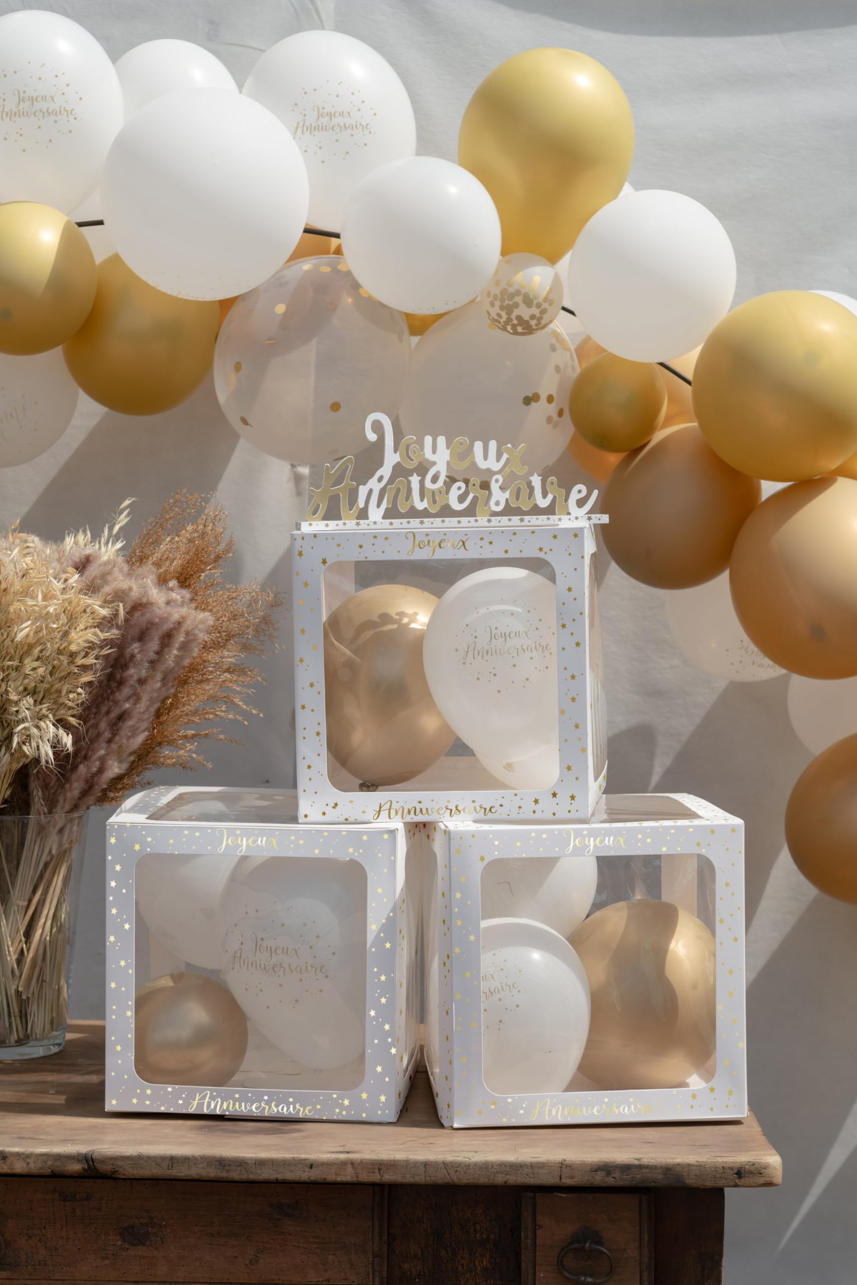 Centrotavola Decorativo 'Happy Birthday' In Legno, Colore Bianco E Oro Metallizzato, Dimensioni 33,5x4,5x12 Cm, Per Compleanni E Feste