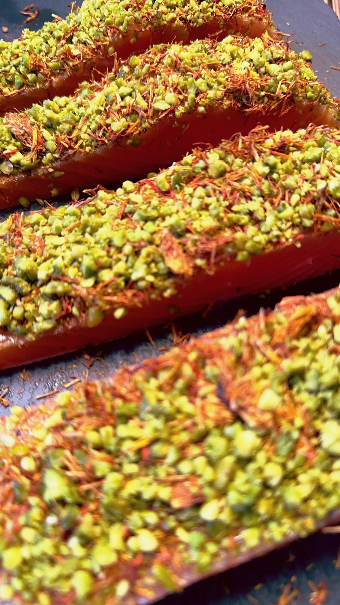 Dubai Graved Lachs mit Pistazien und Safranblüten