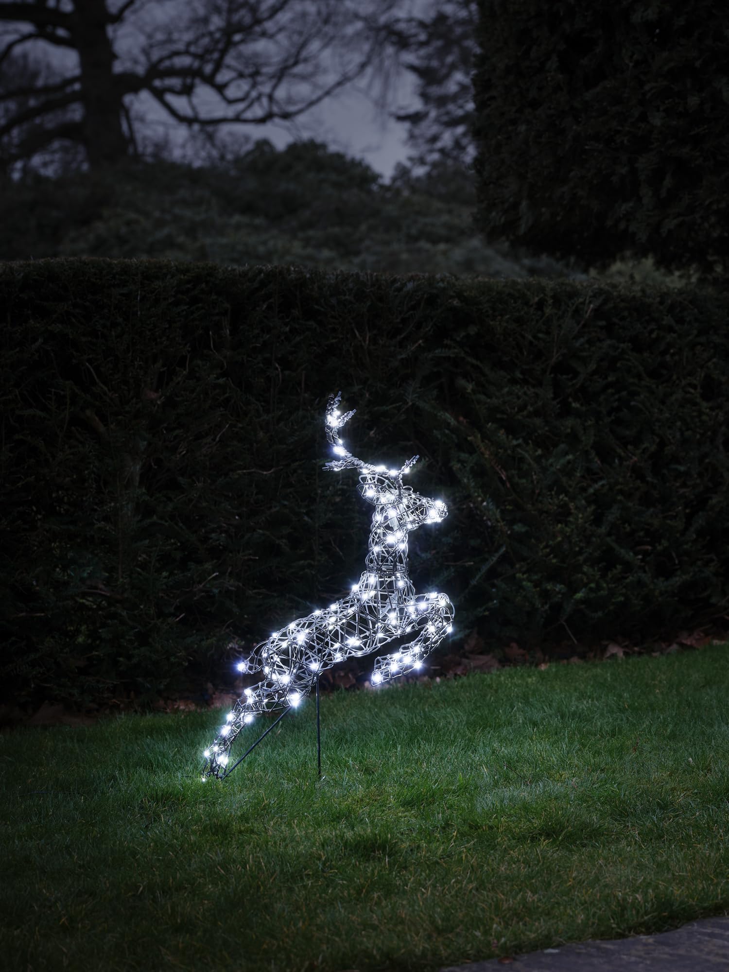 Light4fun Kleiner Hirsch mit springendem Harlow | strombetrieben | mit 120 LEDs, Timer & 3 Beleuchtungsmodi Weihnachten Weihnachtsdeko | wetterfest für Garten außen | Höhe 80 cm