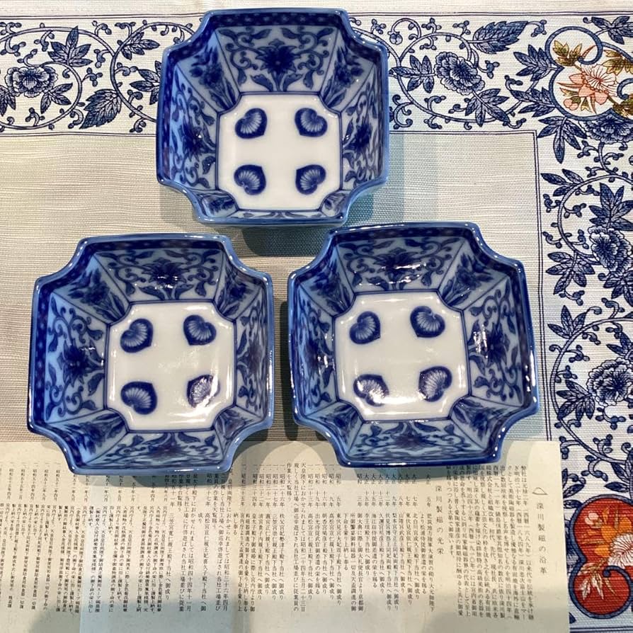深川製磁　宮内庁御用達　蓋物1個 丸型 小染桜 青磁　中鉢3個　未使用 深川製磁 宮内庁御用達 蓋物1個 丸型 小染桜 青磁 中鉢3個 未