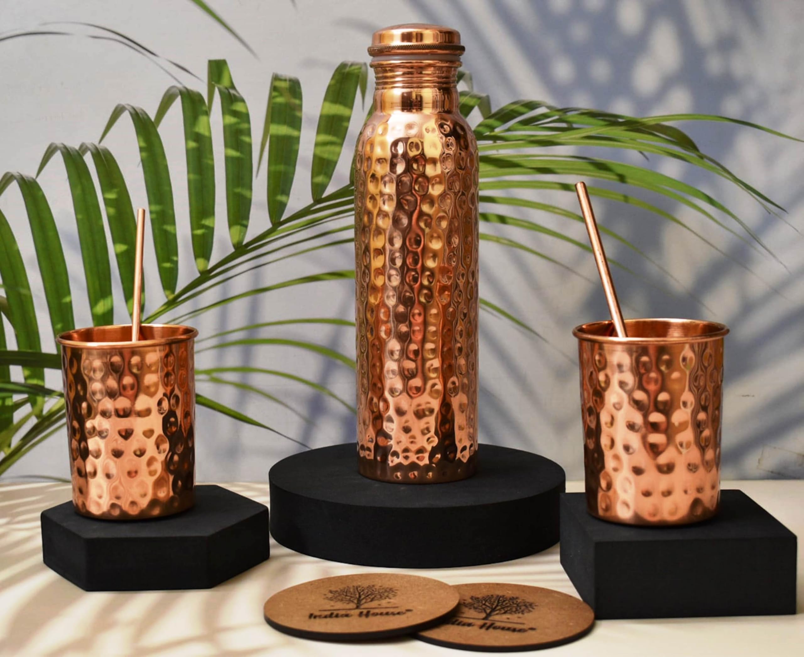 India House Trinkset aus reinem Kupfer, gehämmerte Flasche mit zwei Gläsern, Strohhalmen und Untersetzern, ayurvedisches Fitnessstudio, Yoga-Gefäß mit auslaufsicherem Deckel, 900 ml