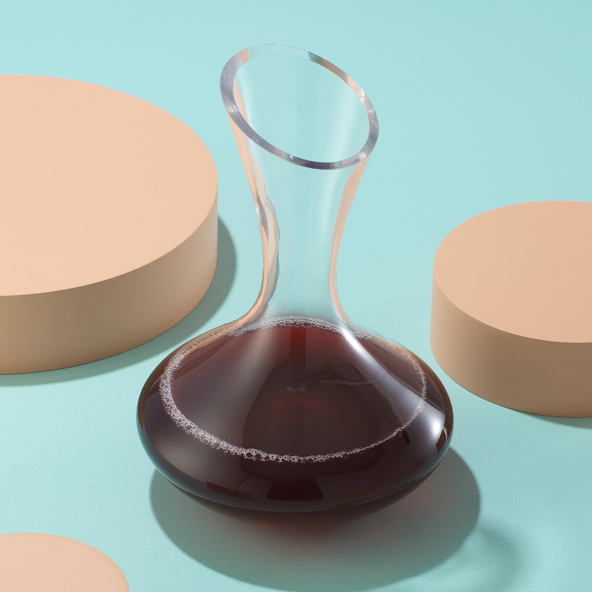 JoyJolt Lancia - Decantador de vino de cristal, aireador de vino hecho a mano, base de vidrio, diseño ultra elegante, boquilla inclinada fácil de verter para vino, 1200 ml