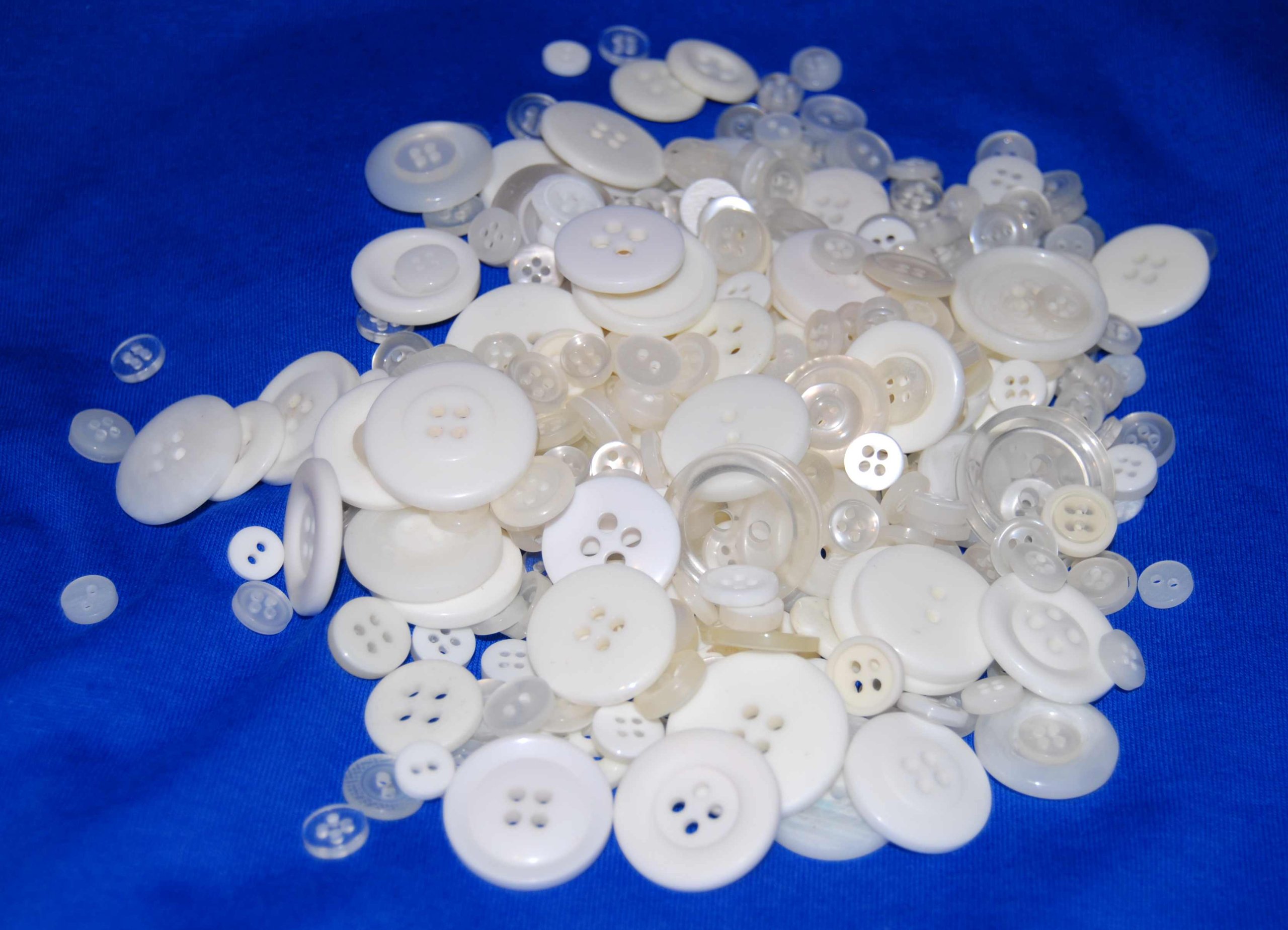 celloexpress White, Cream and Clear Buttons - Mixed Sizes of Various White, Cream and Clear Buttons for Sewing and Crafting - Pack of 100g