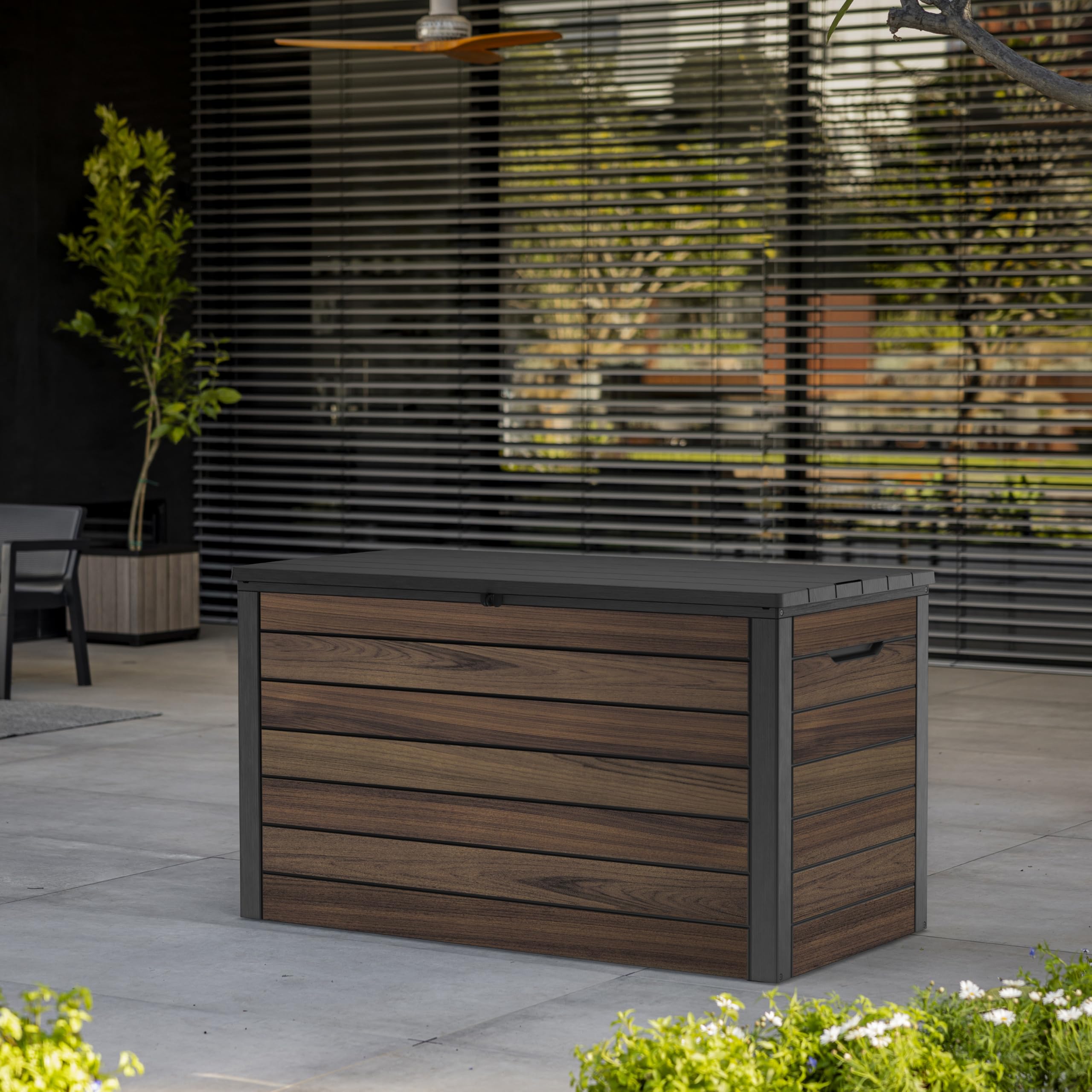 Keter Signature Aufbewahrungsbox 570L Rosenholz – Wetterfeste Gartenbox in Holzoptik mit Sitzfunktion & Gasdruckfedern – UV-beständige Kissenbox, abschließbar