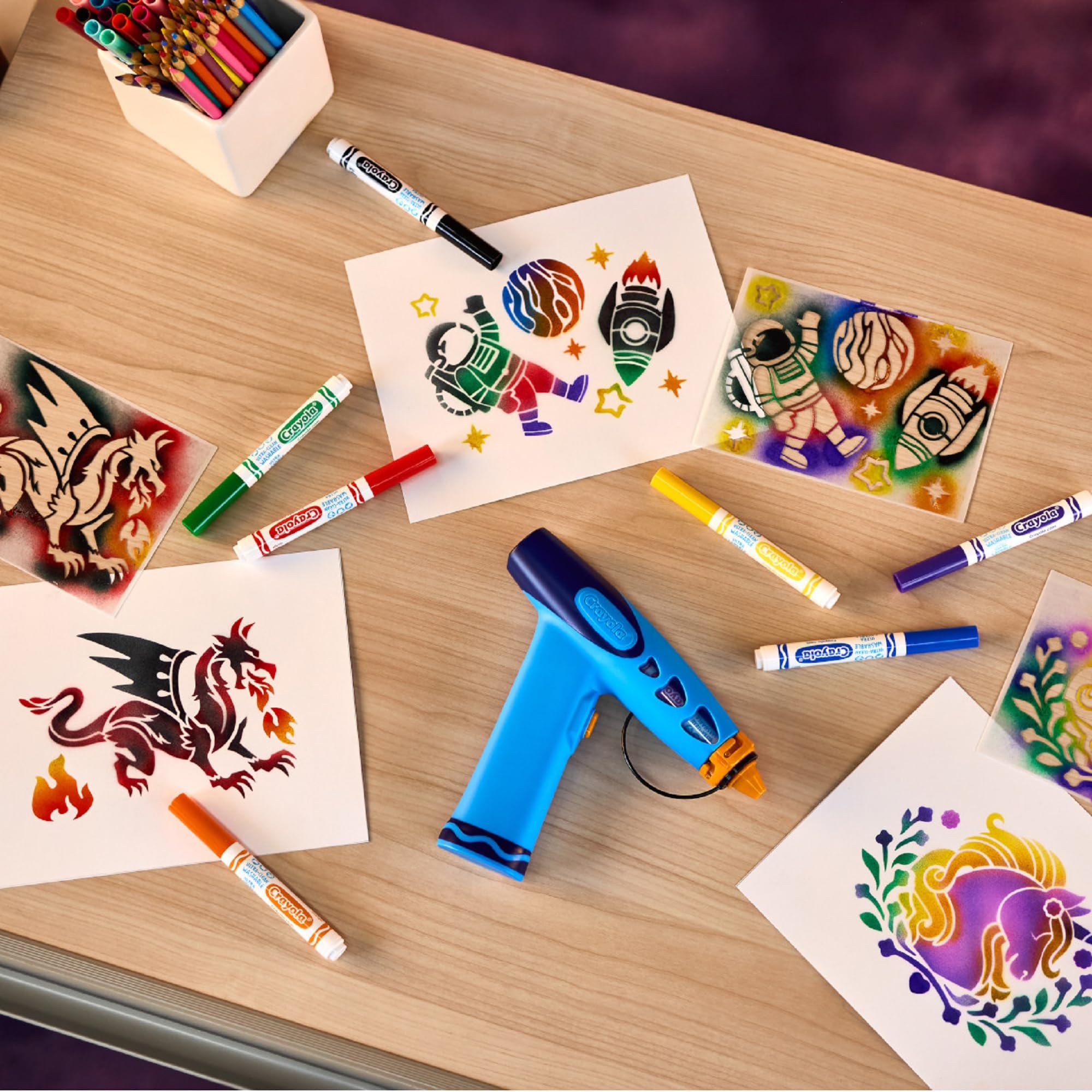CRAYOLA Marker Airbrush – Aerógrafo Creativo para niños con 8 rotuladores Lavables y 5 Plantillas – Juguete Educativo para Actividades artísticas, a Partir de 6 años, 74-7696