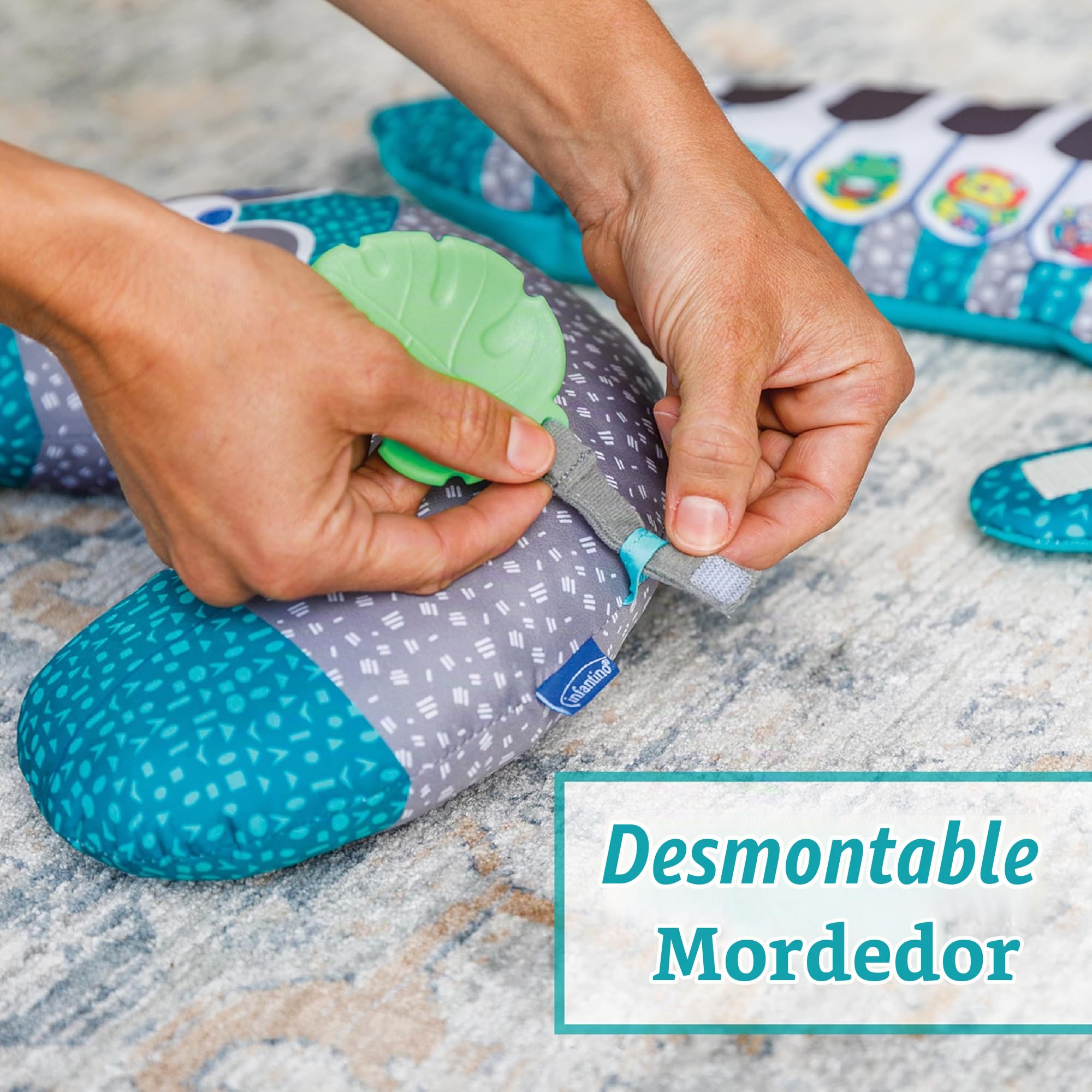 Infantino Cojín y Piano 3 en 1 - para la estimulación del bebé, 3 Modos de Juegos, 2 Juguetes, Ejercicios para Cuello y Cabeza, con una temática de Mapache y cómodo para el bebé