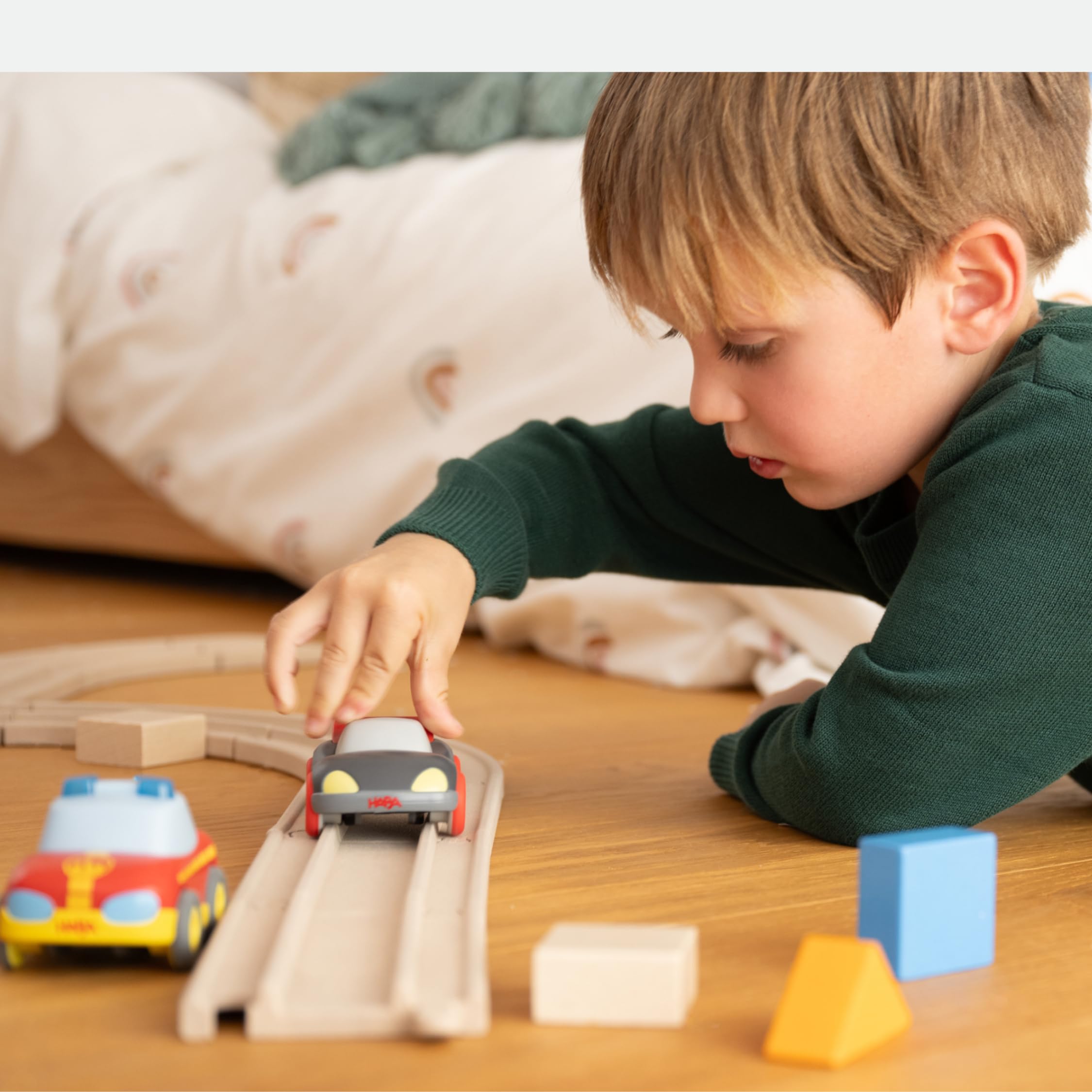 HABA Cars Meine erste Rennbahn – 27-teilige Holzbahn mit Holz-Schienen & 2 Flitzern – Nachhaltiges Öko-Spielzeug ab 2 Jahren – Geschenk zum 2. 3. & 4. Geburtstag & Weihnachten