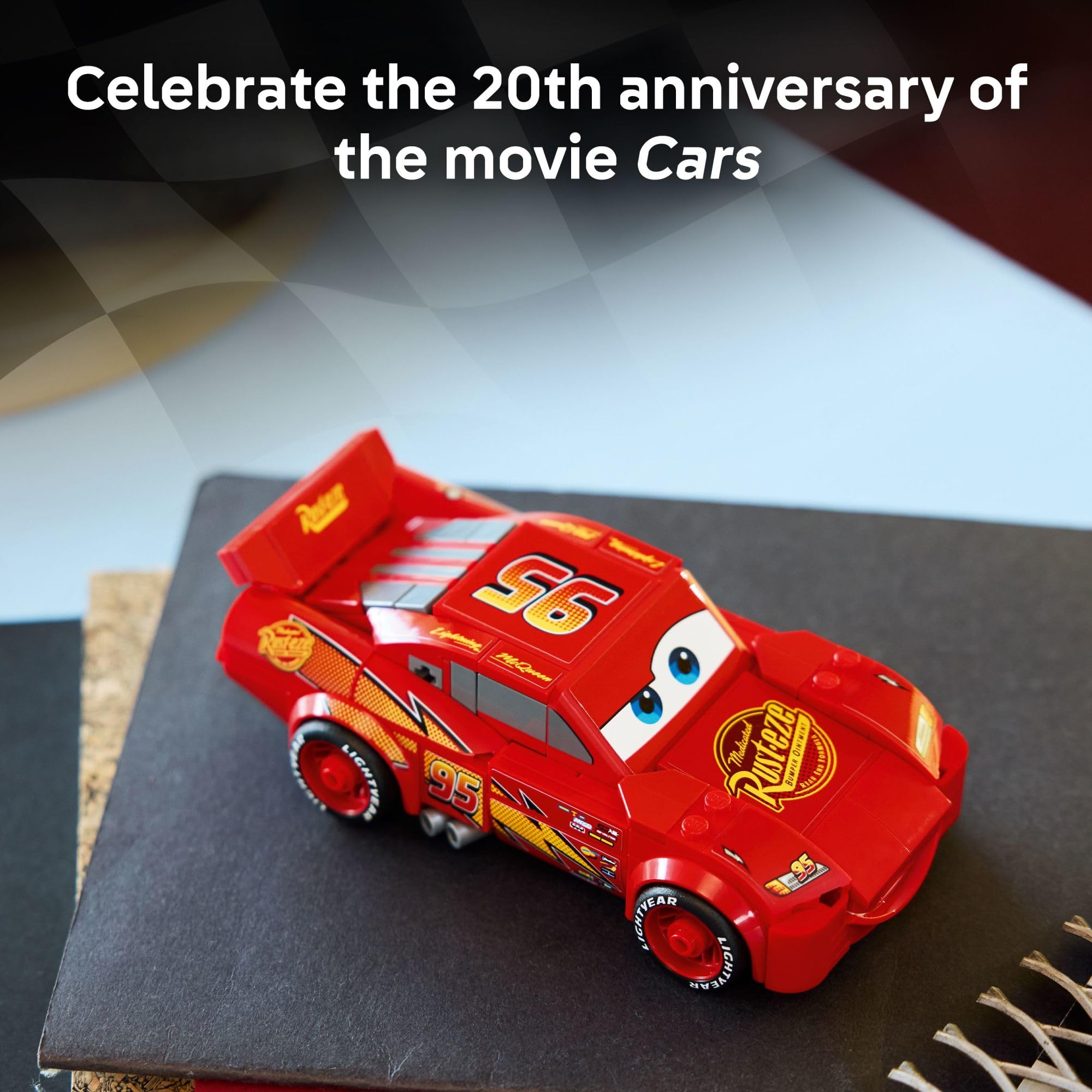 LEGO Speed Champions Lightning McQueen Juguetes - Bloques de construcción de Disney Pixar Cars para niños, niños y niñas, Edades 9+ - Juego de simulación de auto de carreras y exhibición para estante